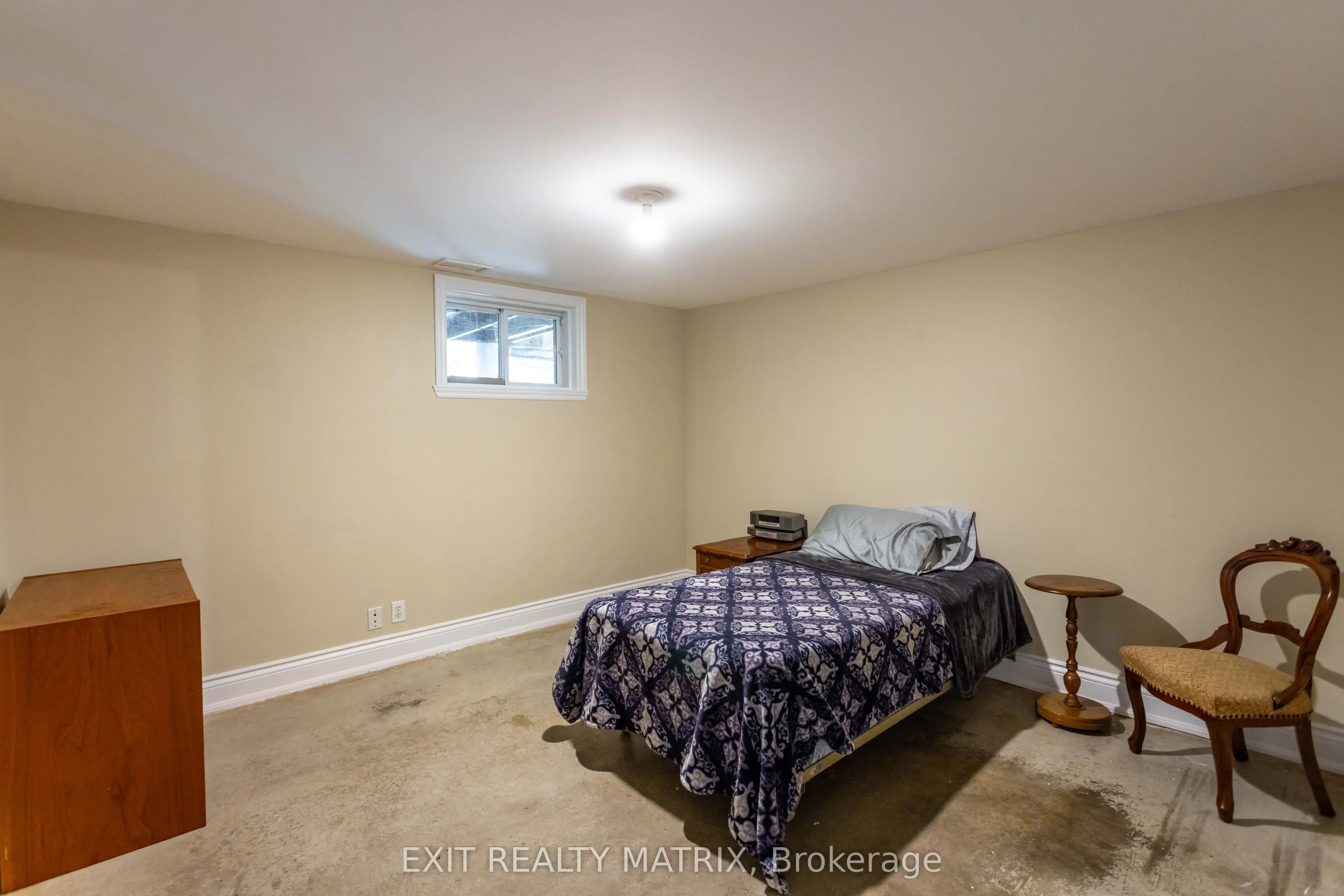 20306 Lochiel Street W