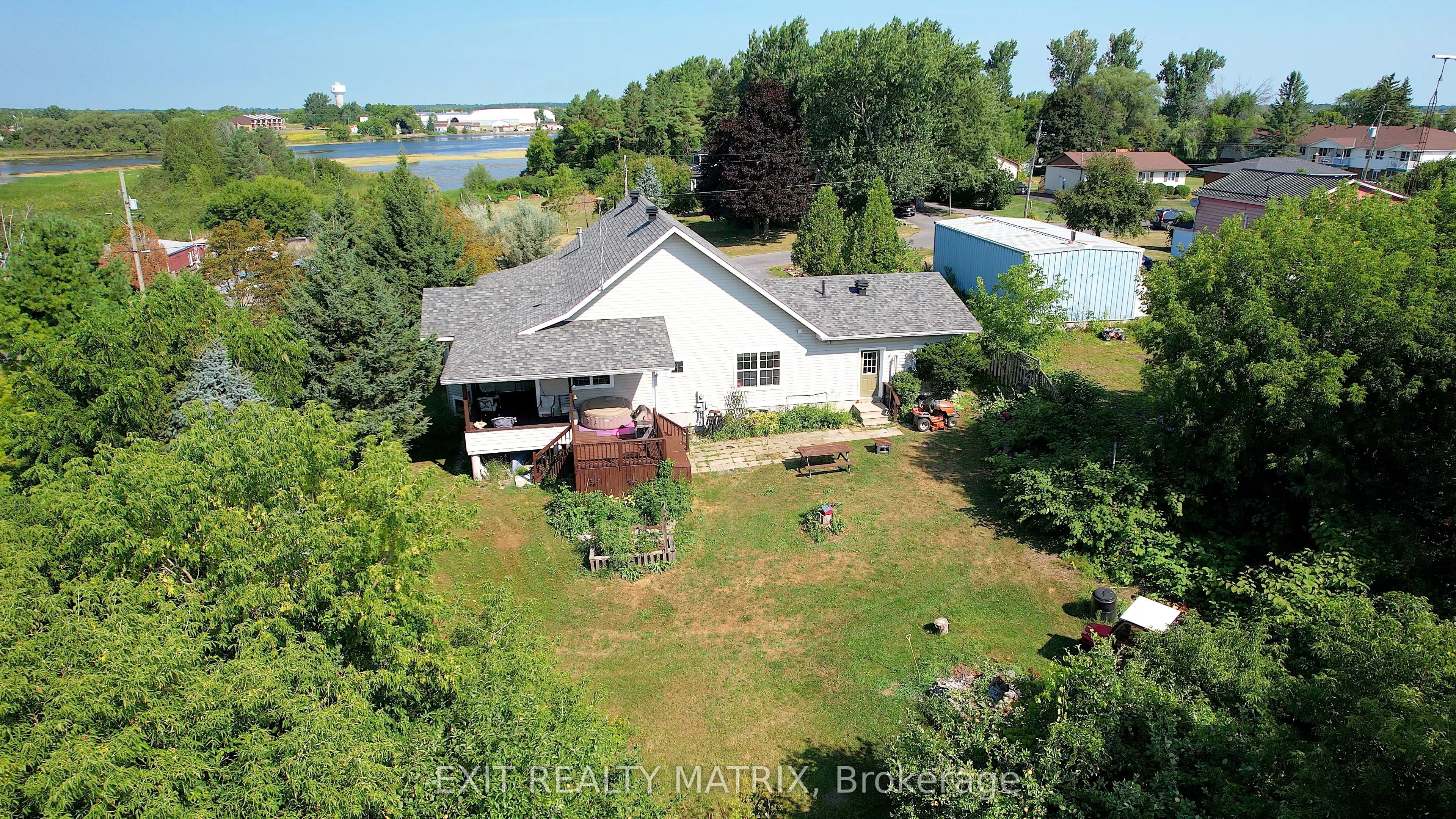 20306 Lochiel Street W