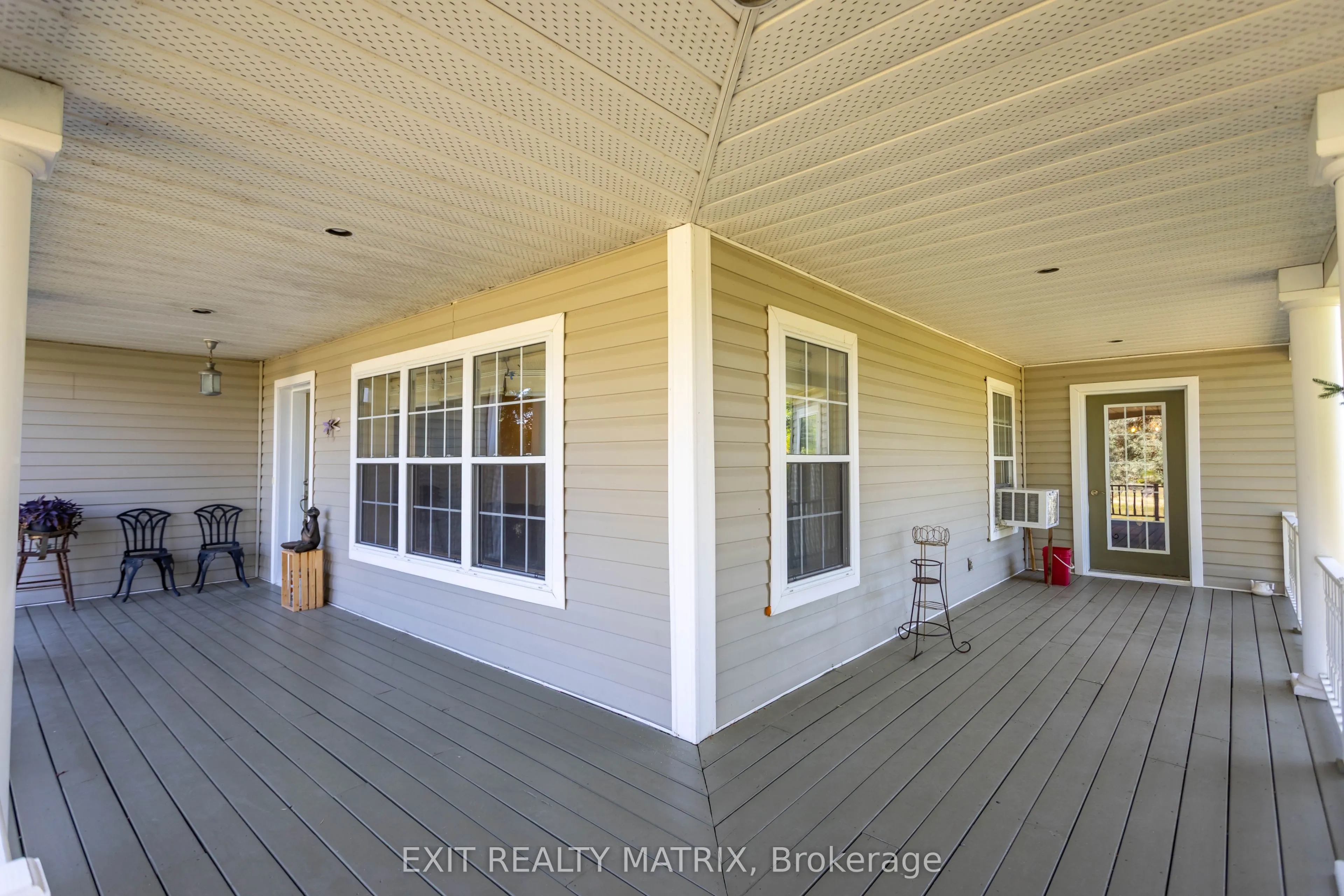20306 Lochiel Street W