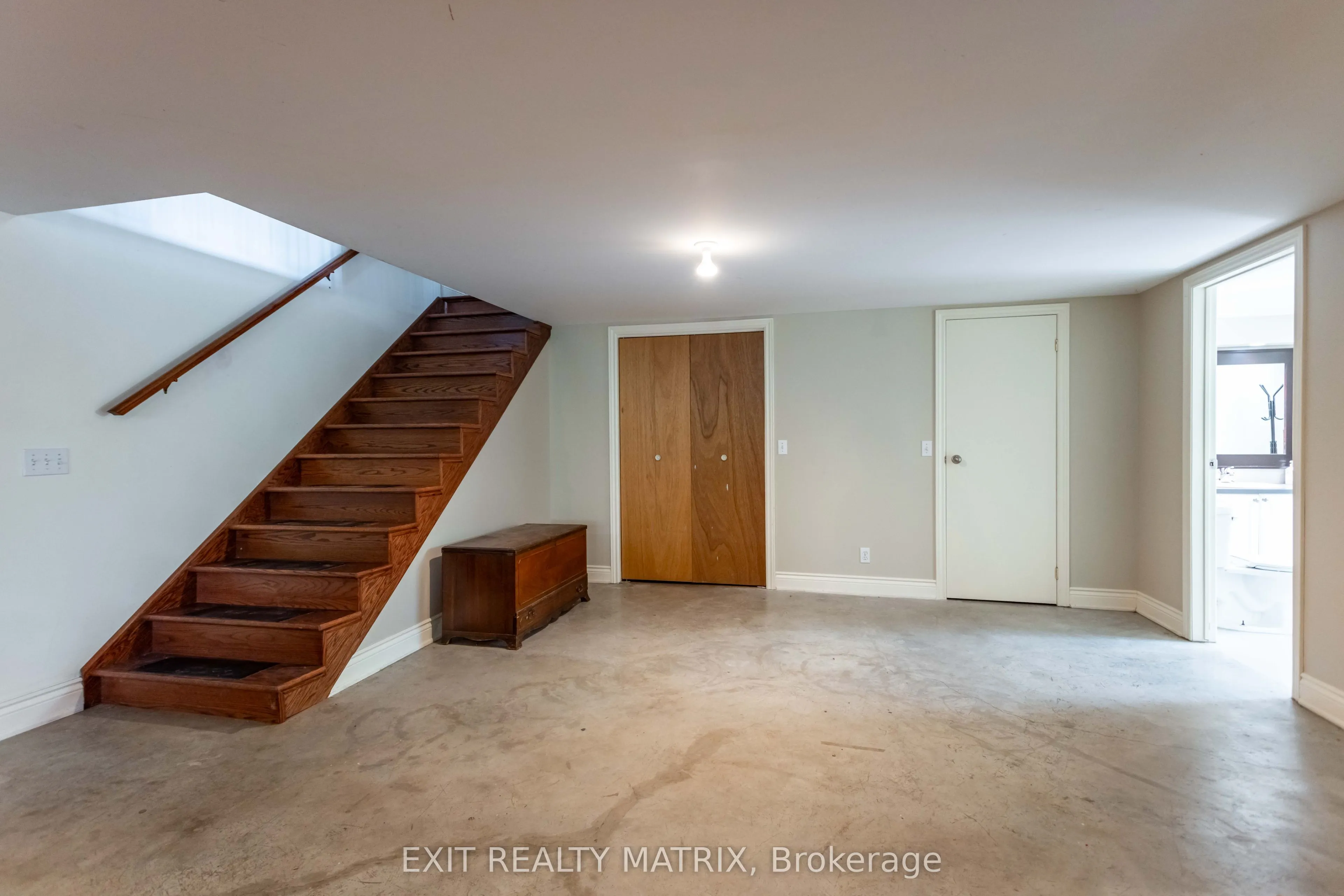20306 Lochiel Street W