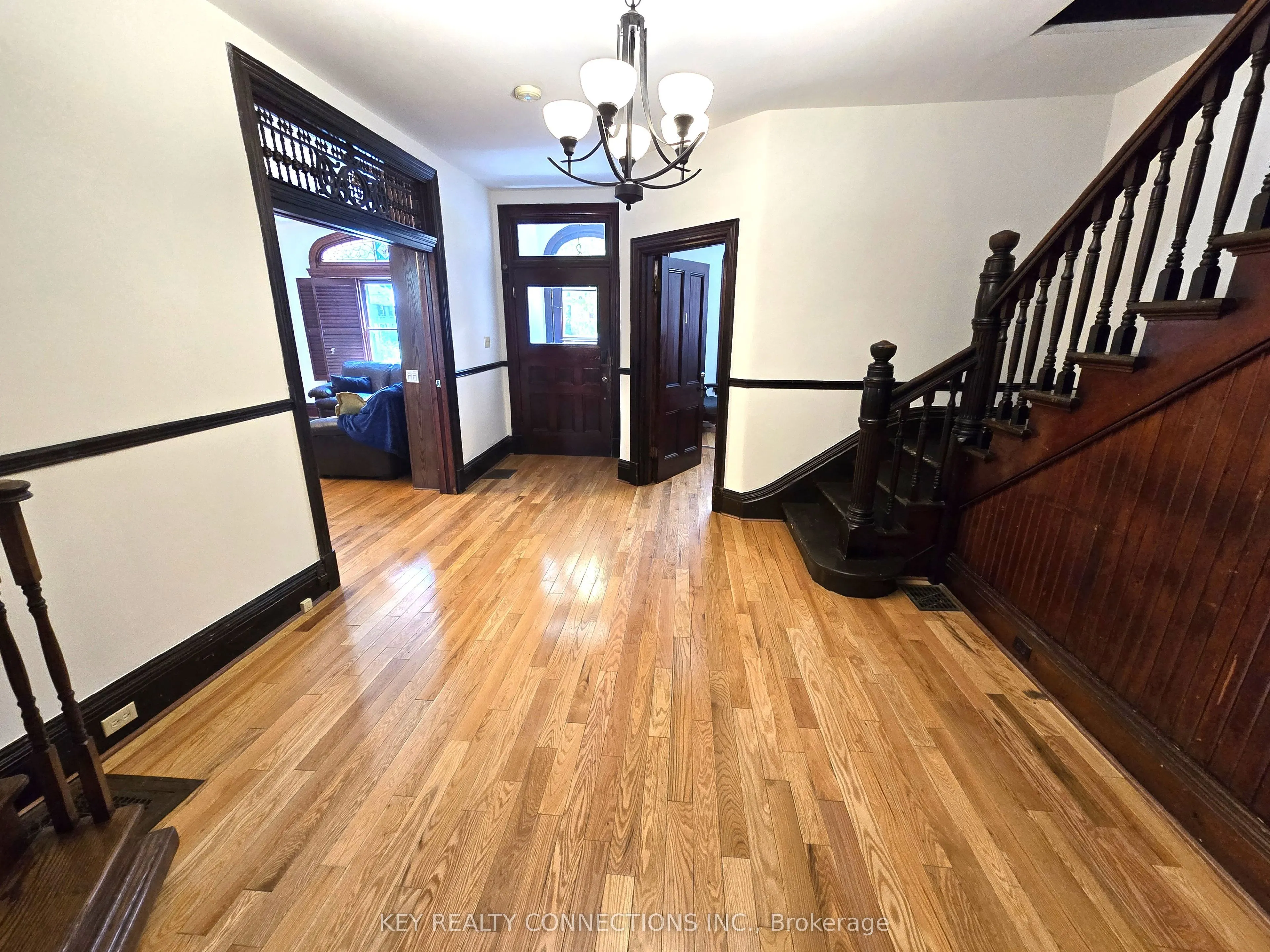 208 King Street E