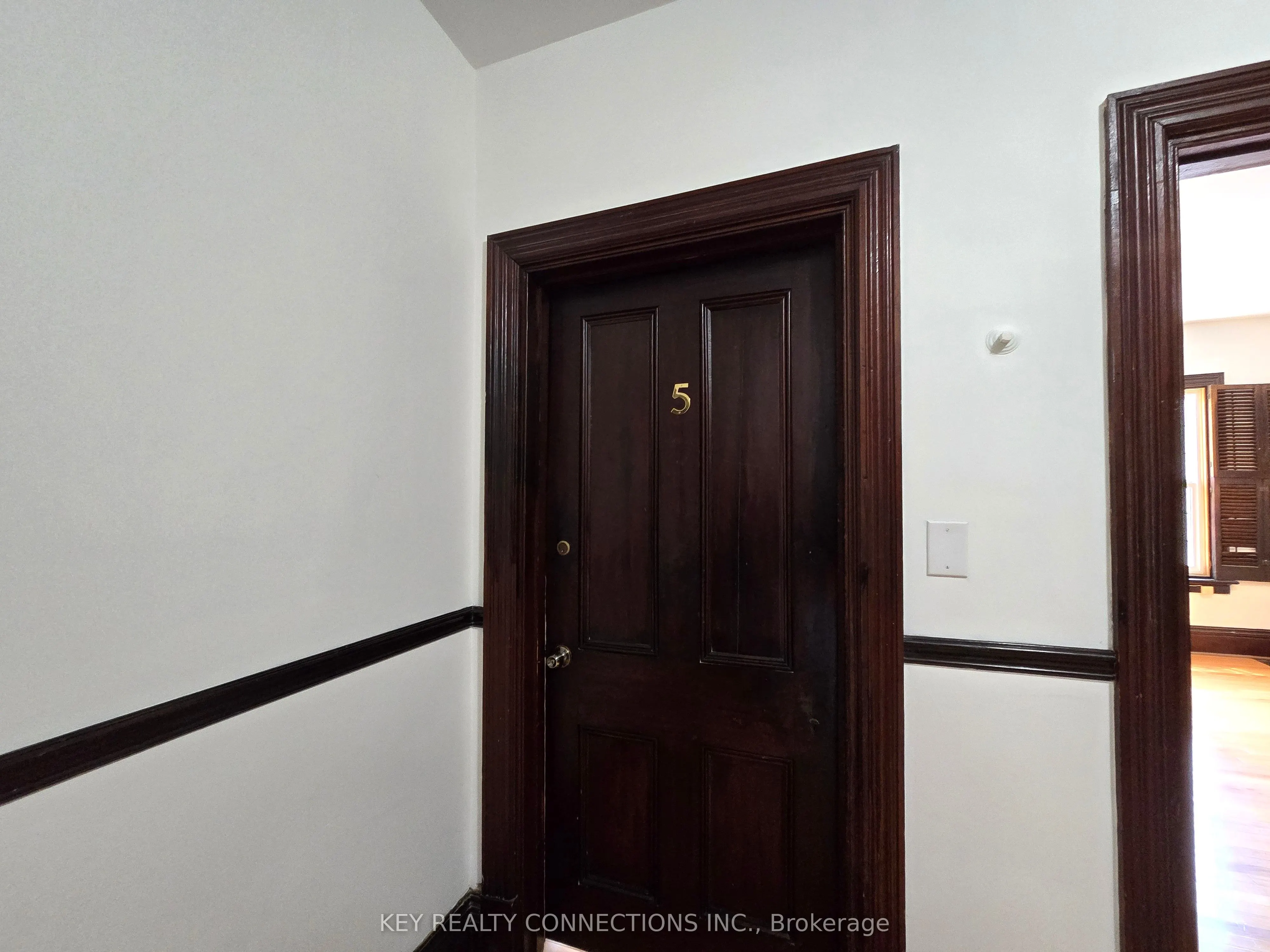 208 King Street E