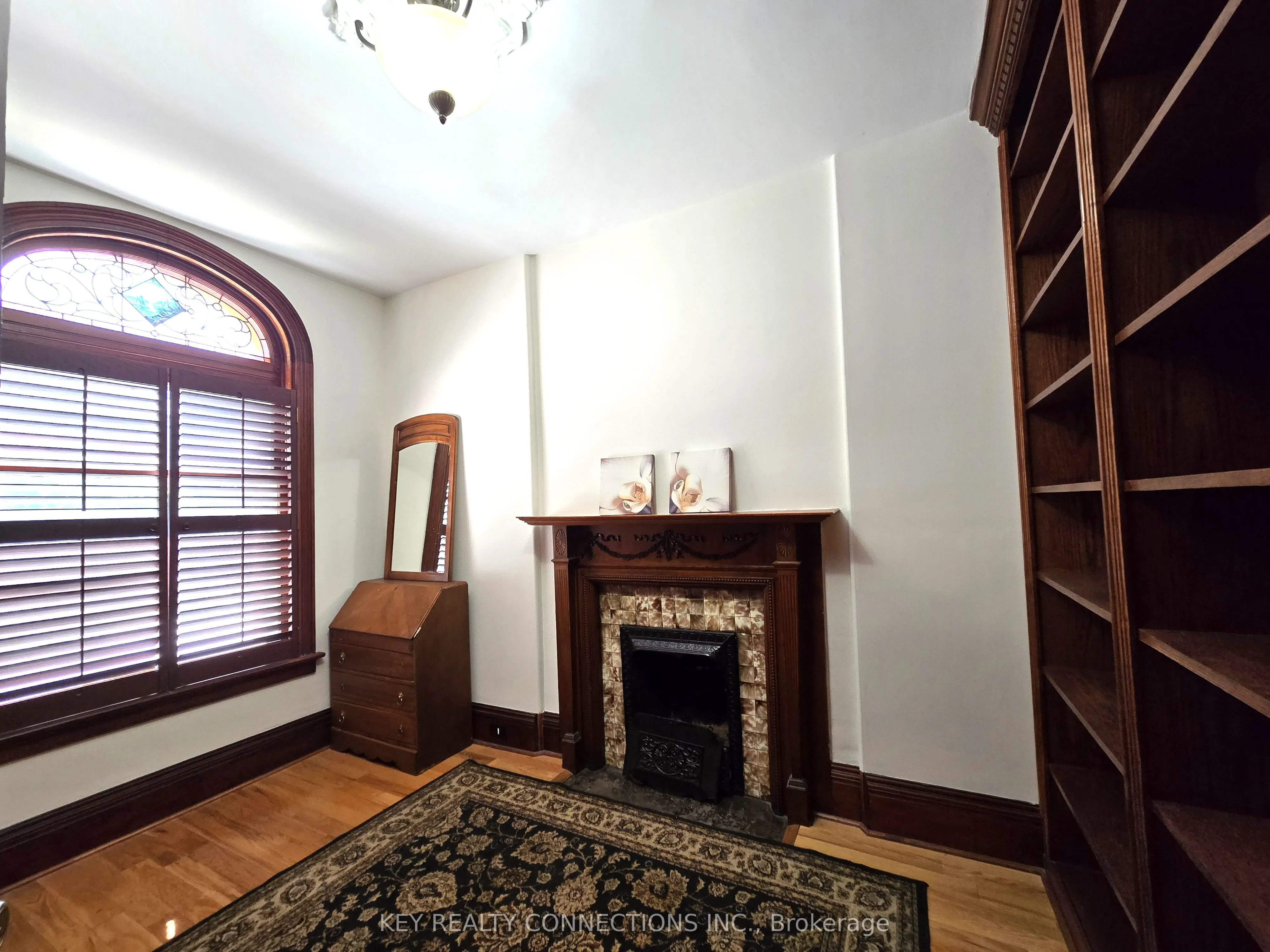 208 King Street E