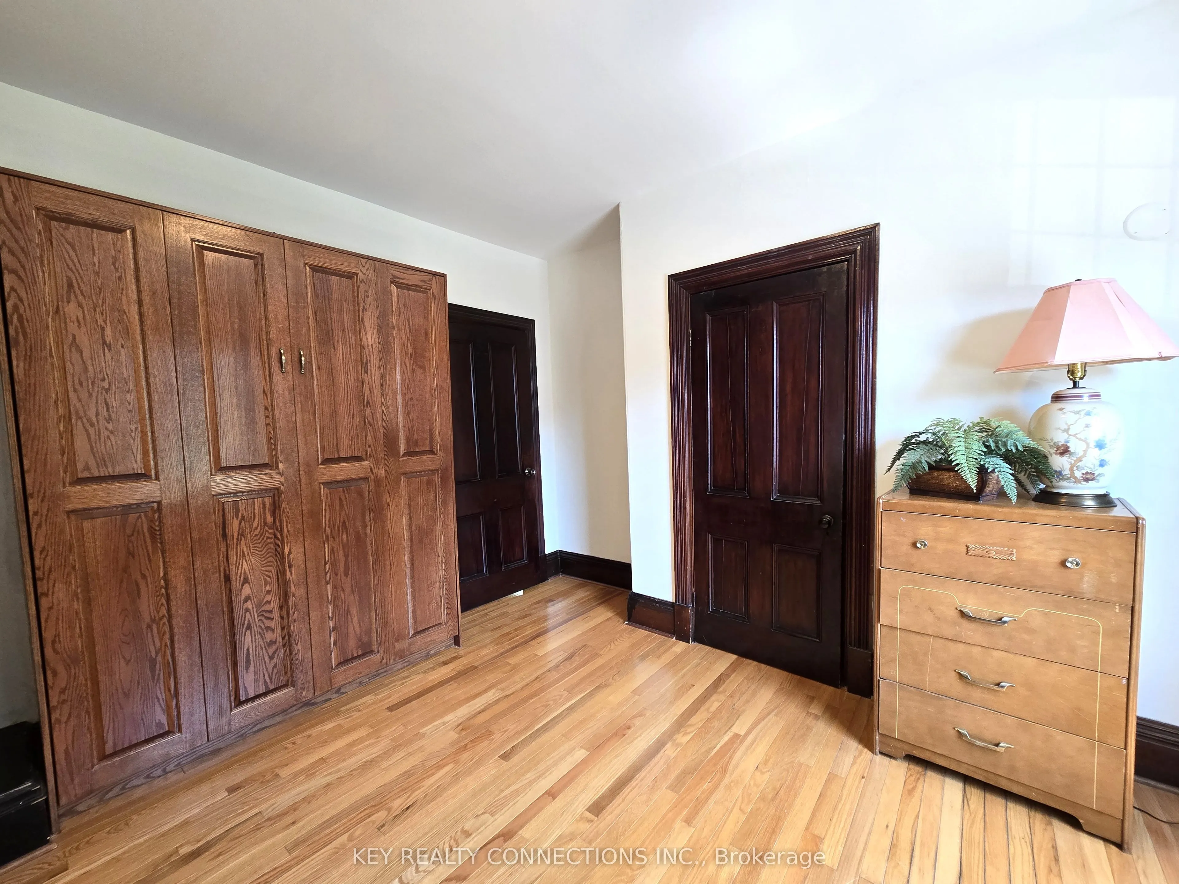208 King Street E