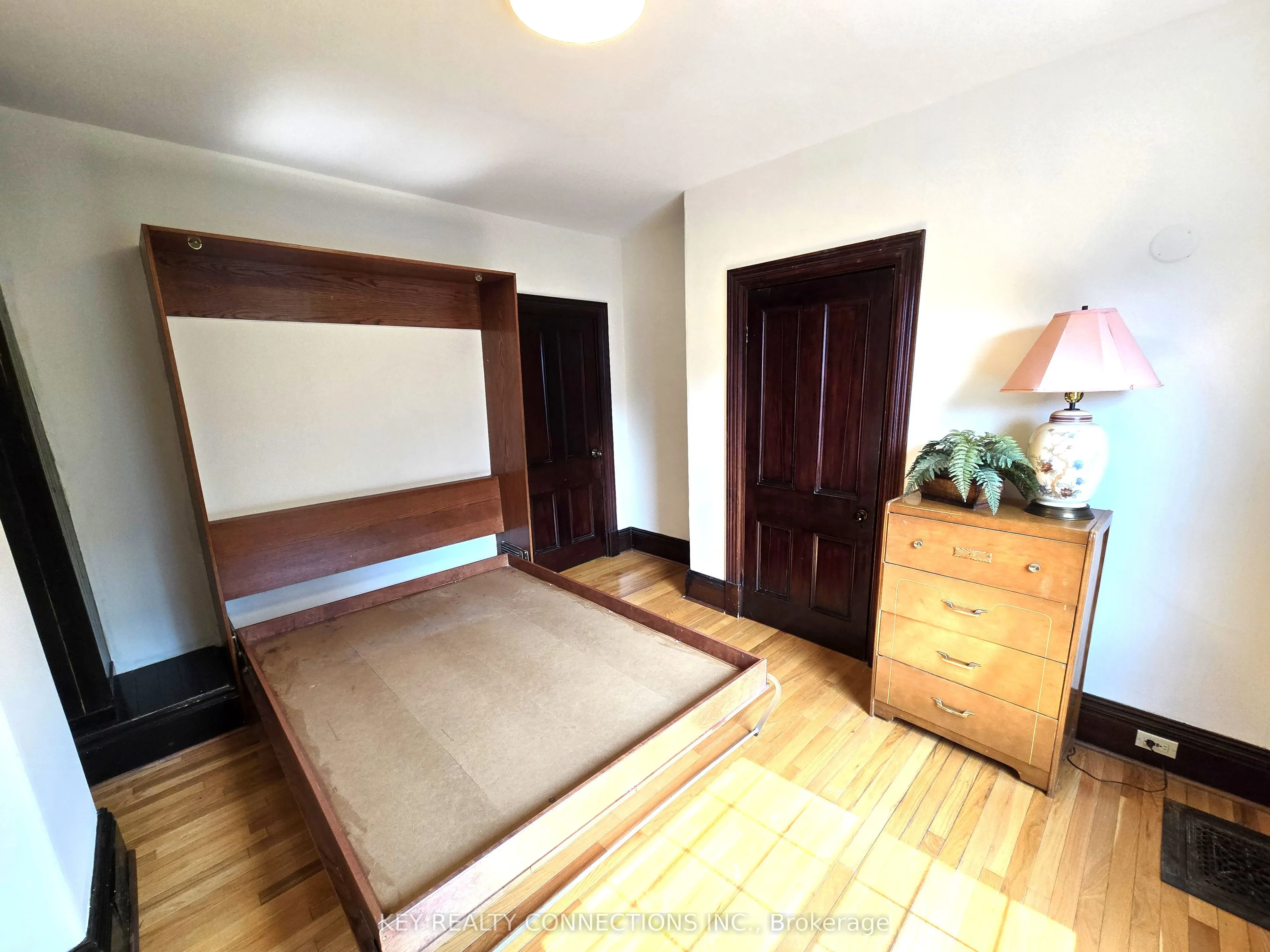 208 King Street E