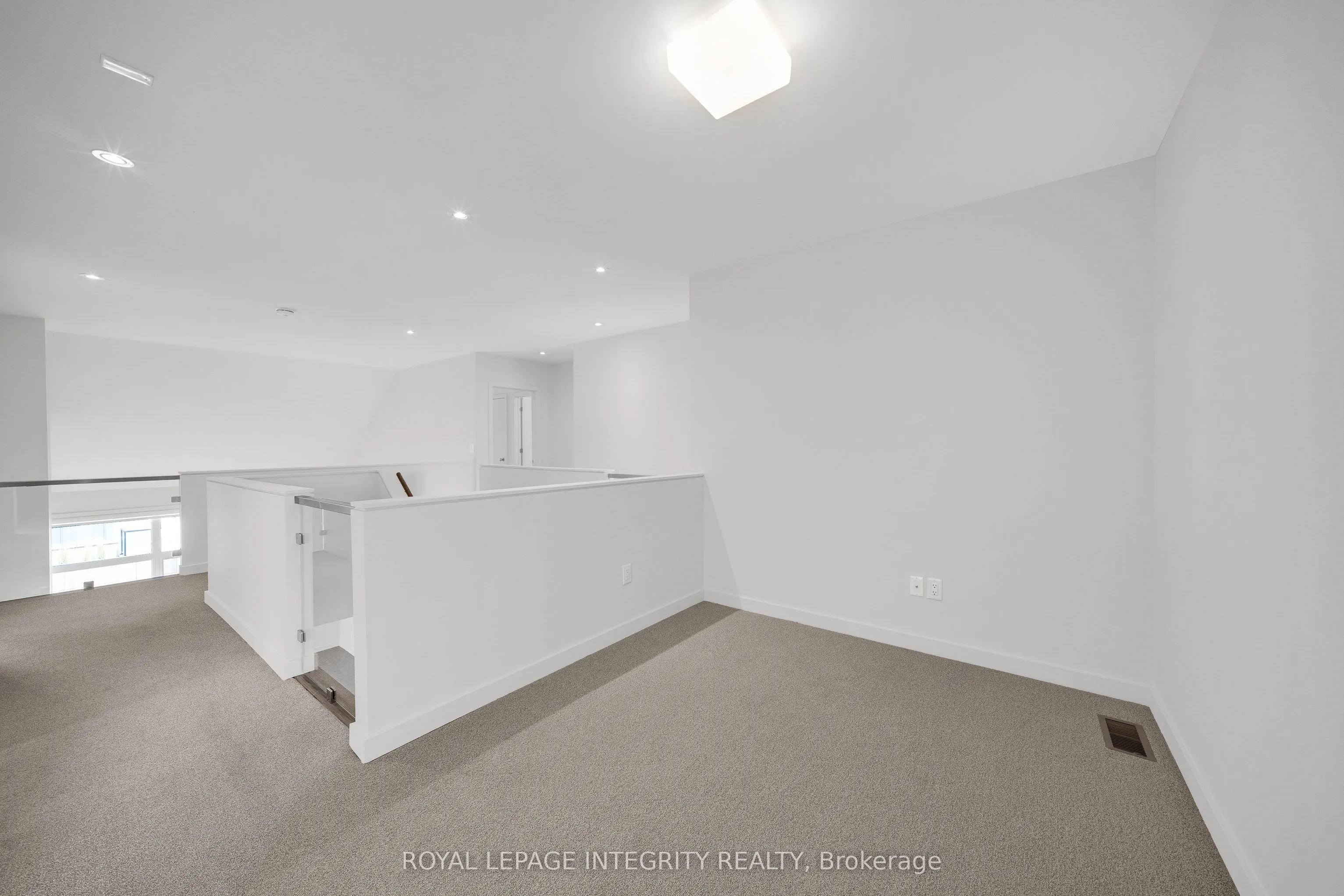 925 Islington Way