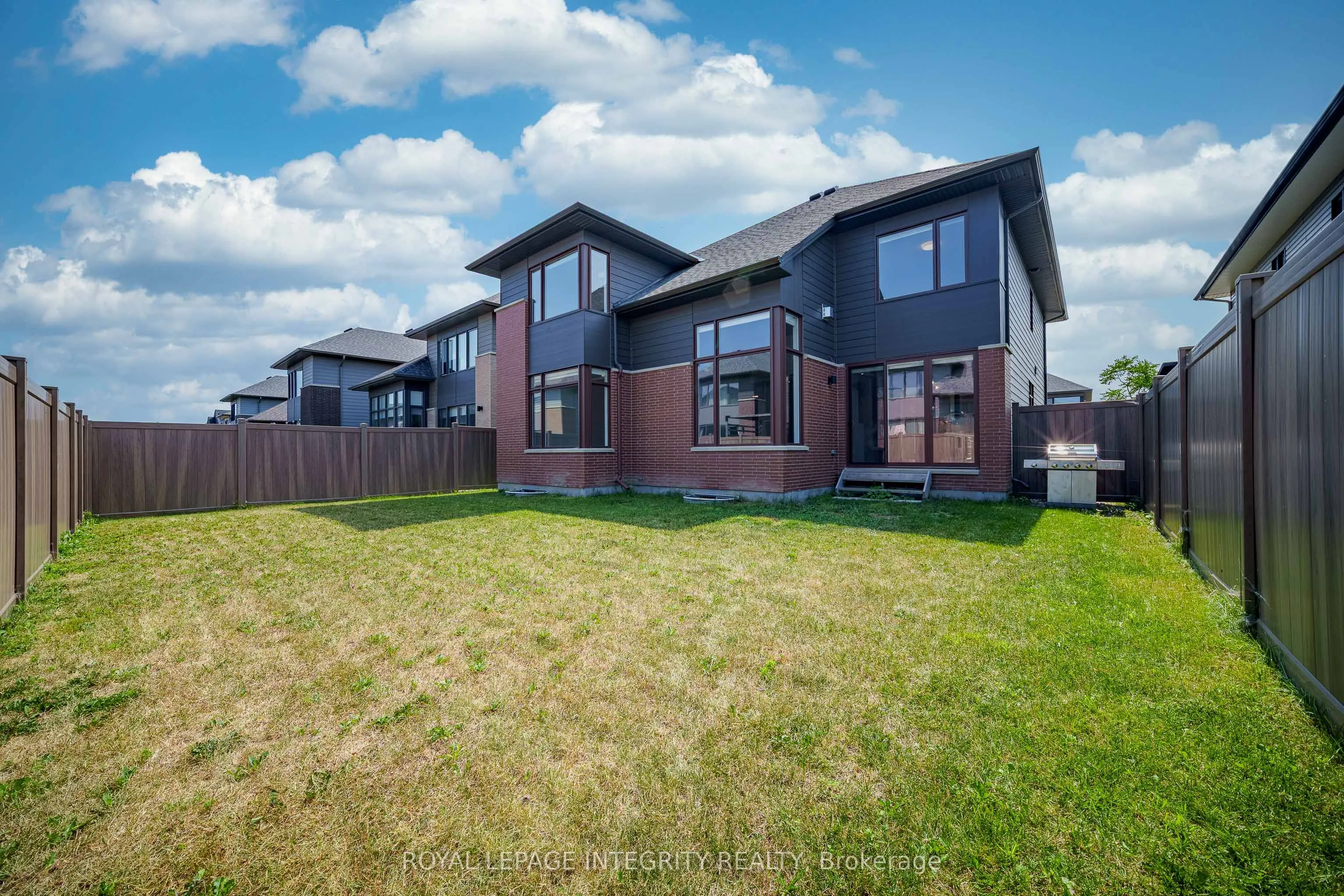 925 Islington Way