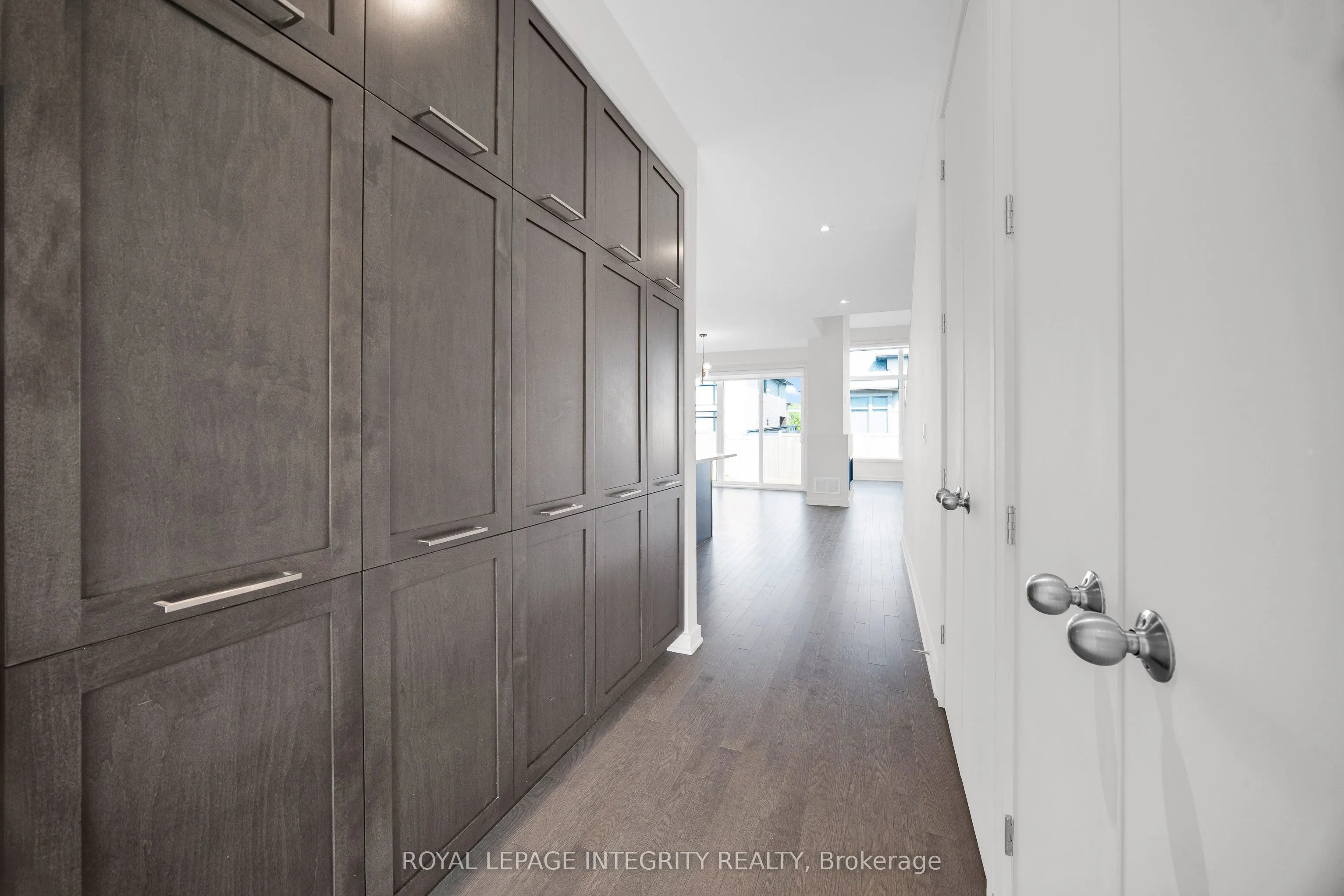 925 Islington Way