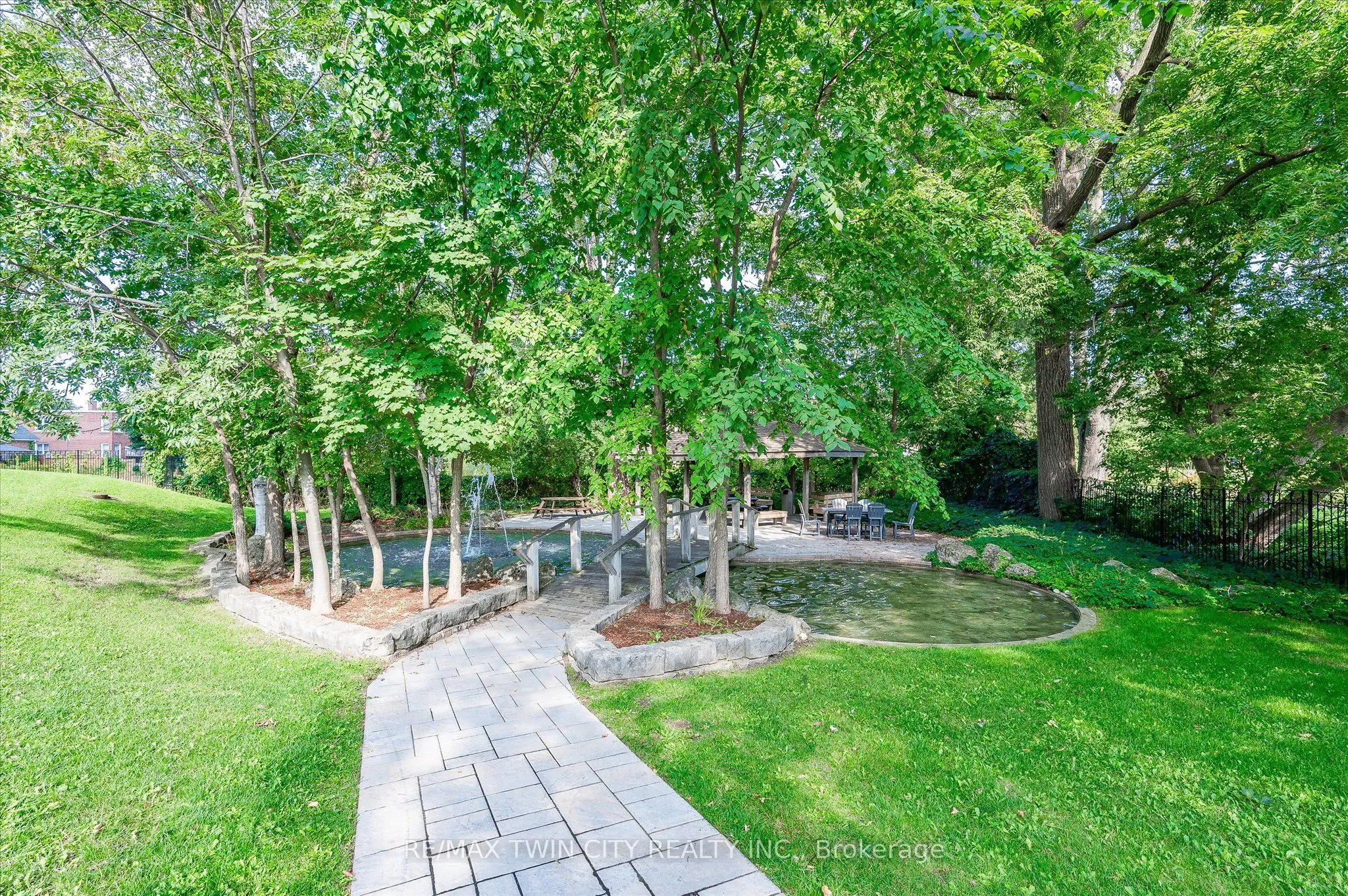 6 WILLOW Street, #704