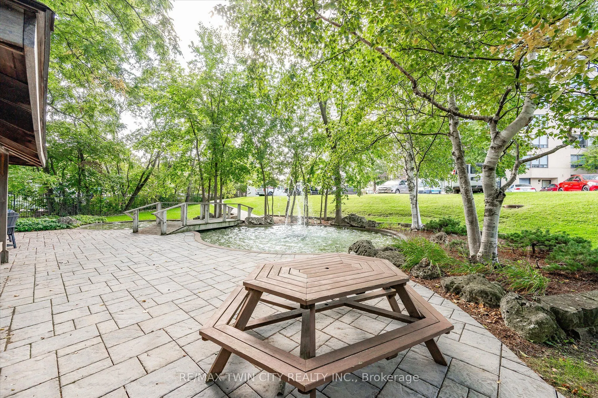 6 WILLOW Street, #704