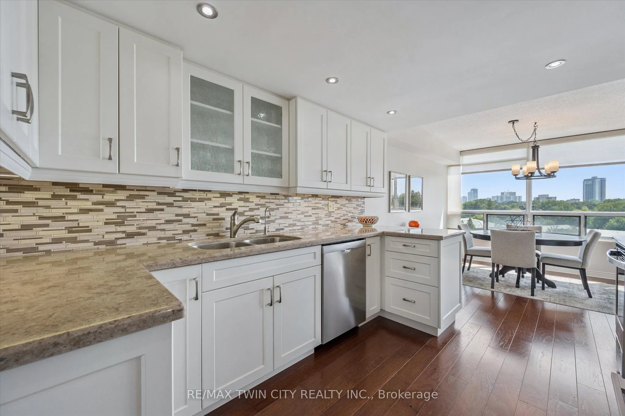 6 WILLOW Street, #704
