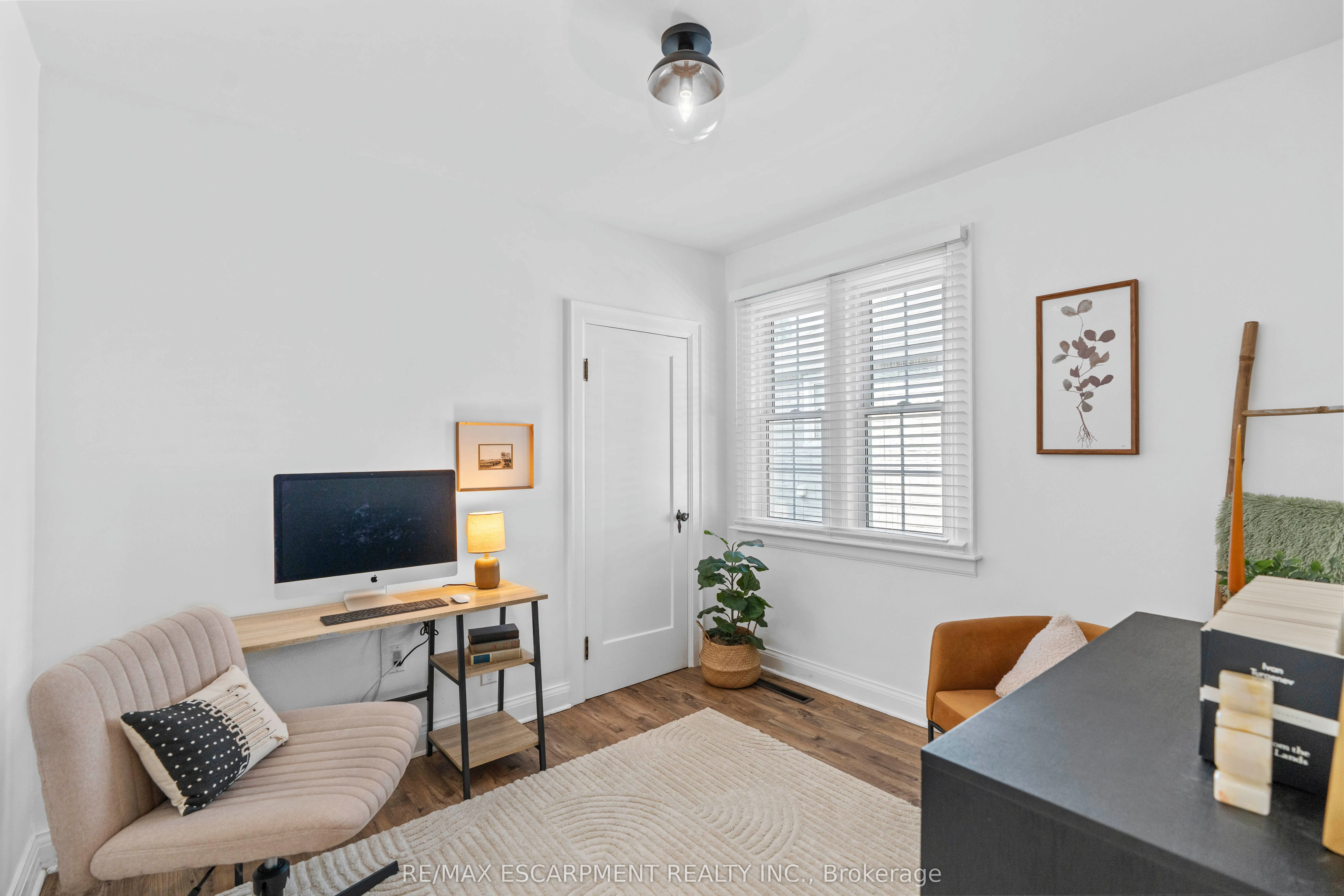 17 Davis Street W