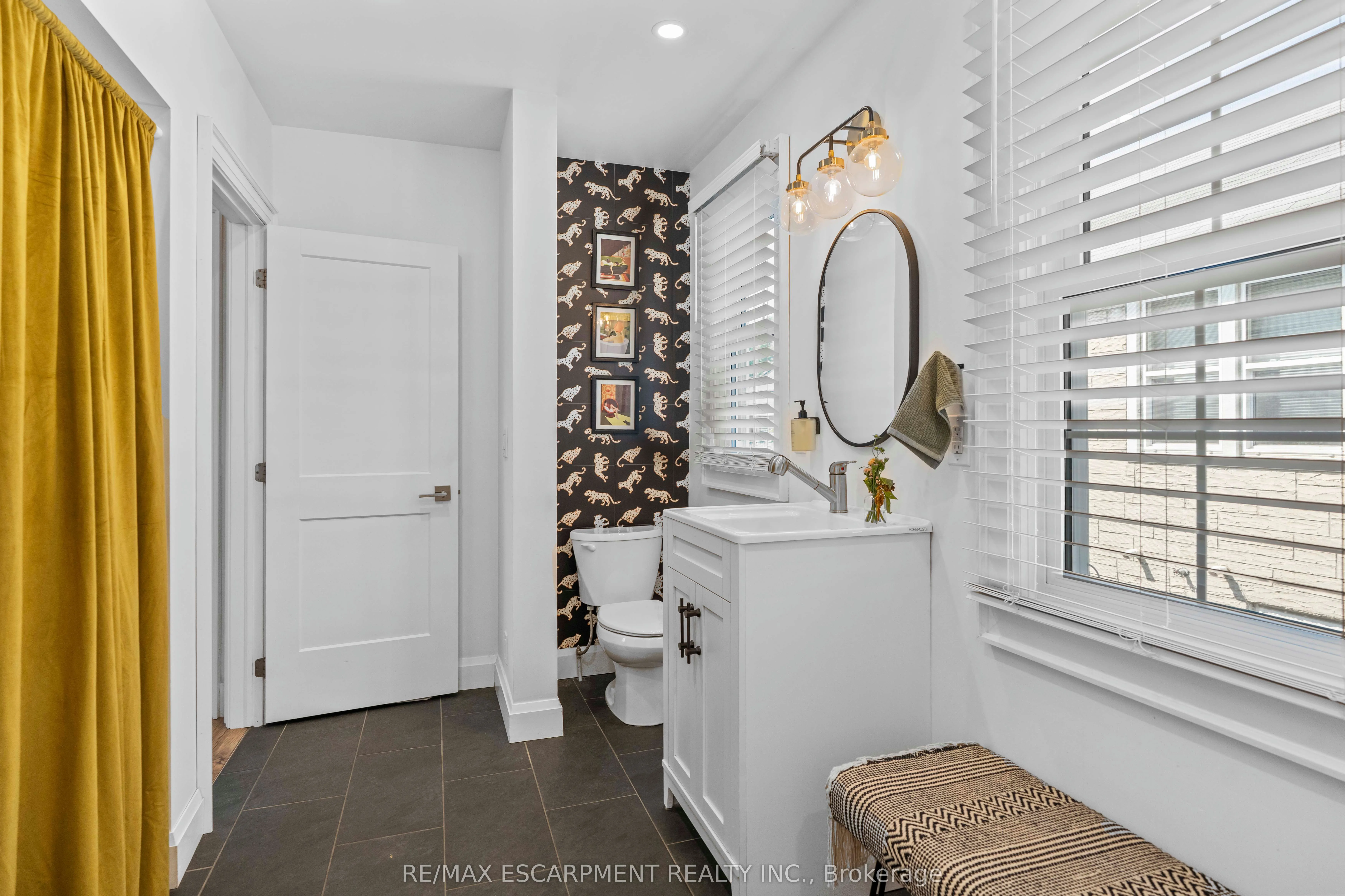 17 Davis Street W