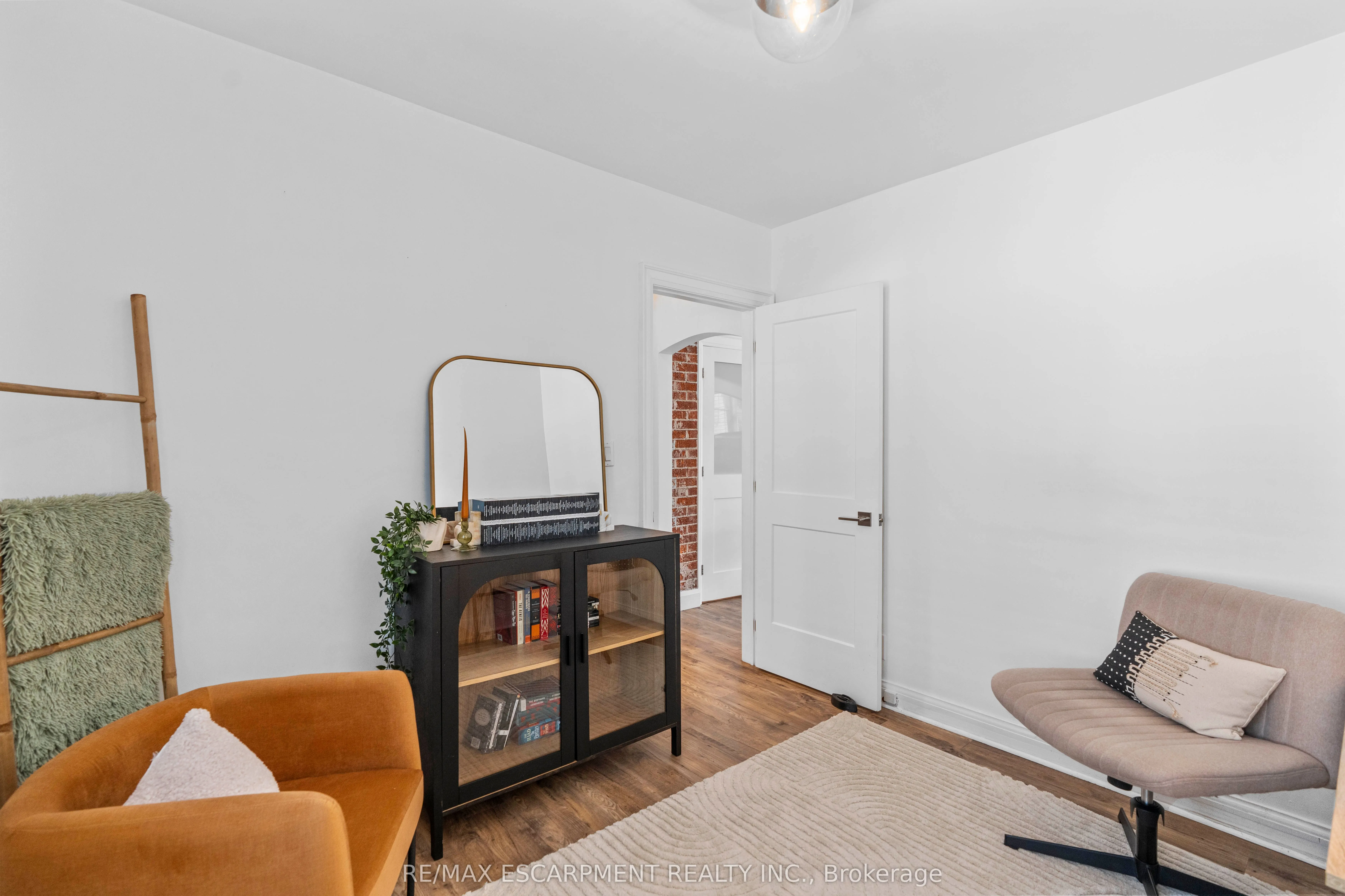17 Davis Street W