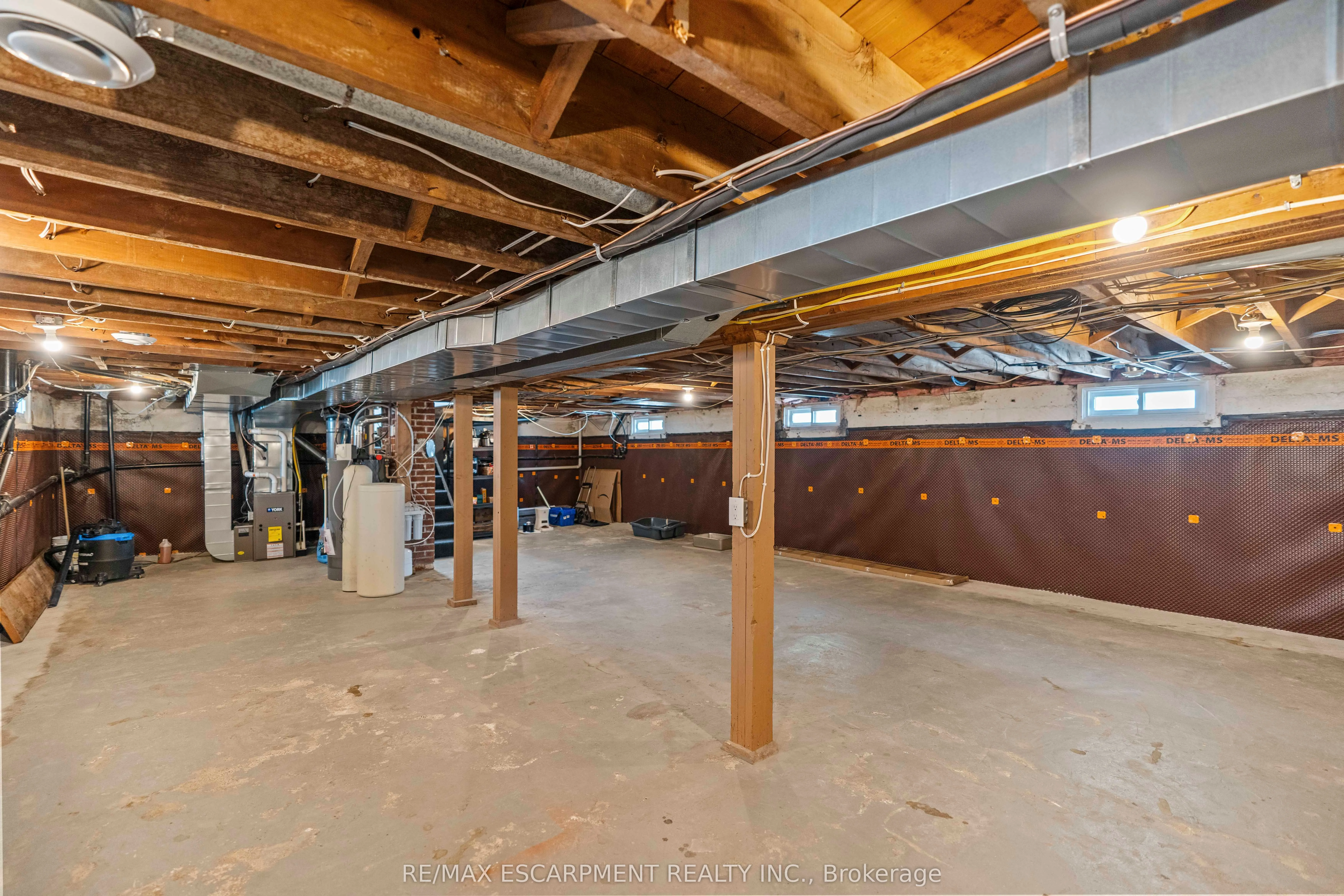17 Davis Street W