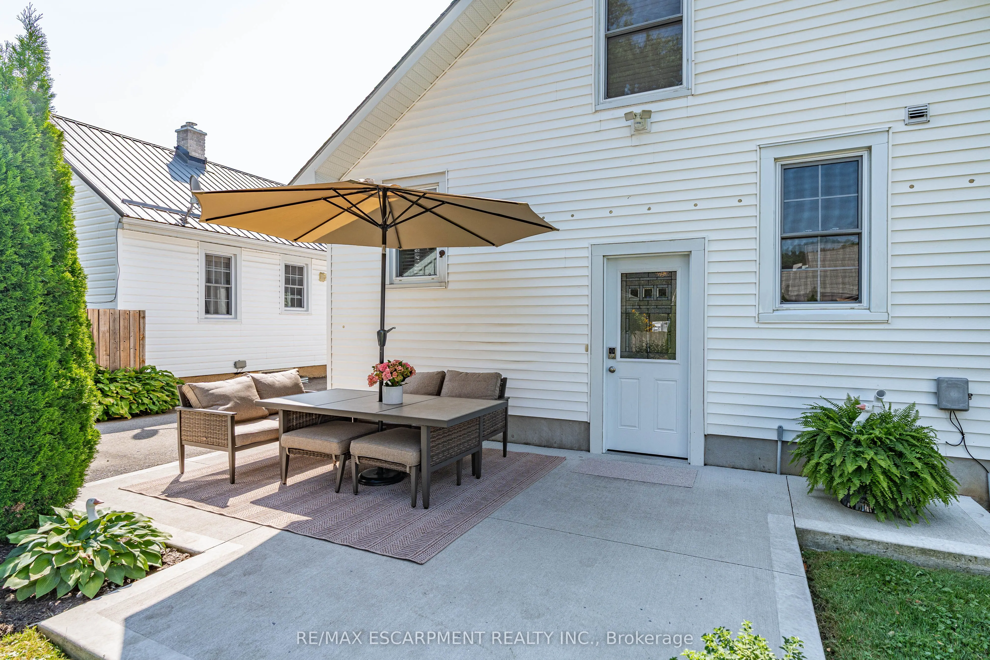 17 Davis Street W