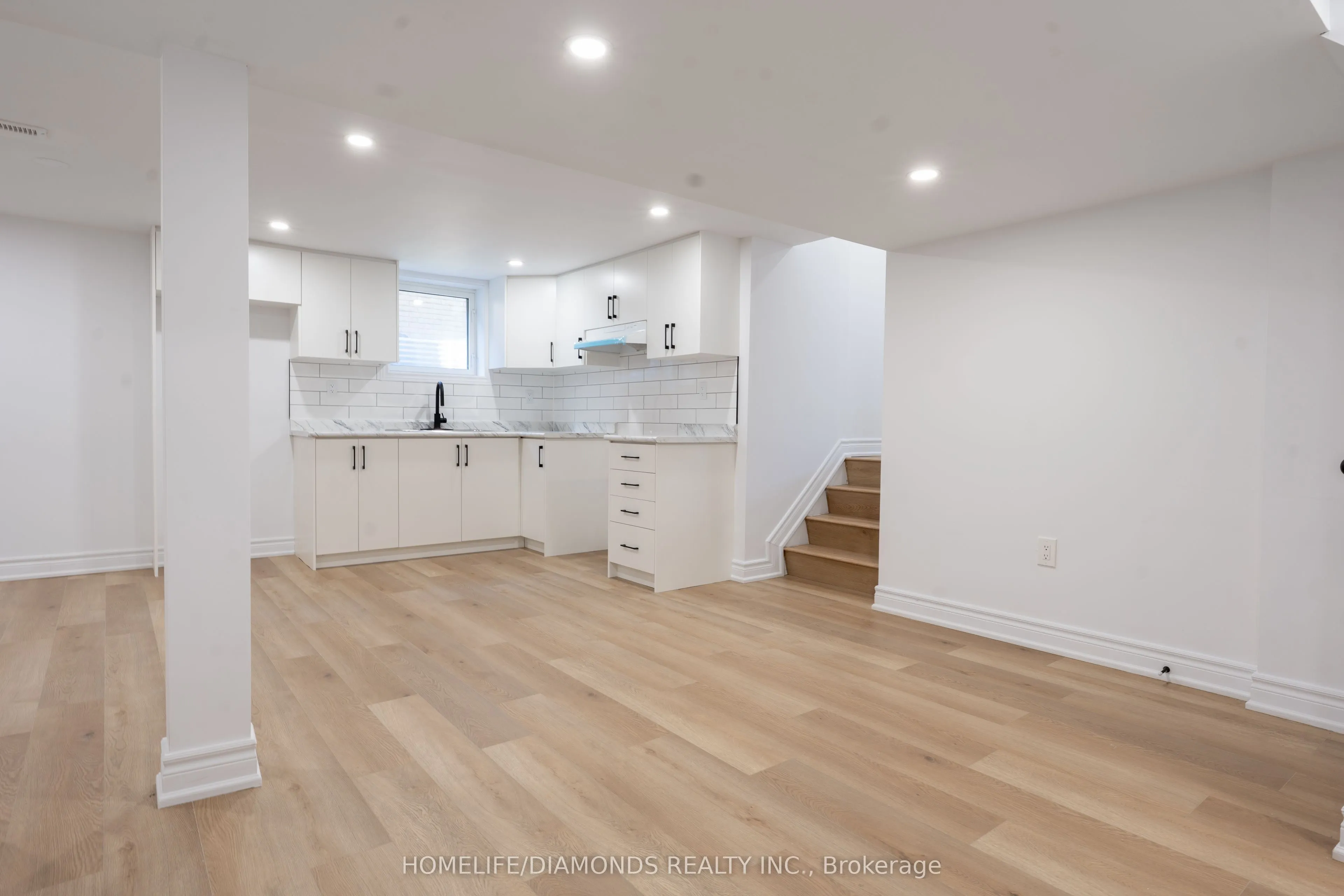 8 Huntley Crescent
