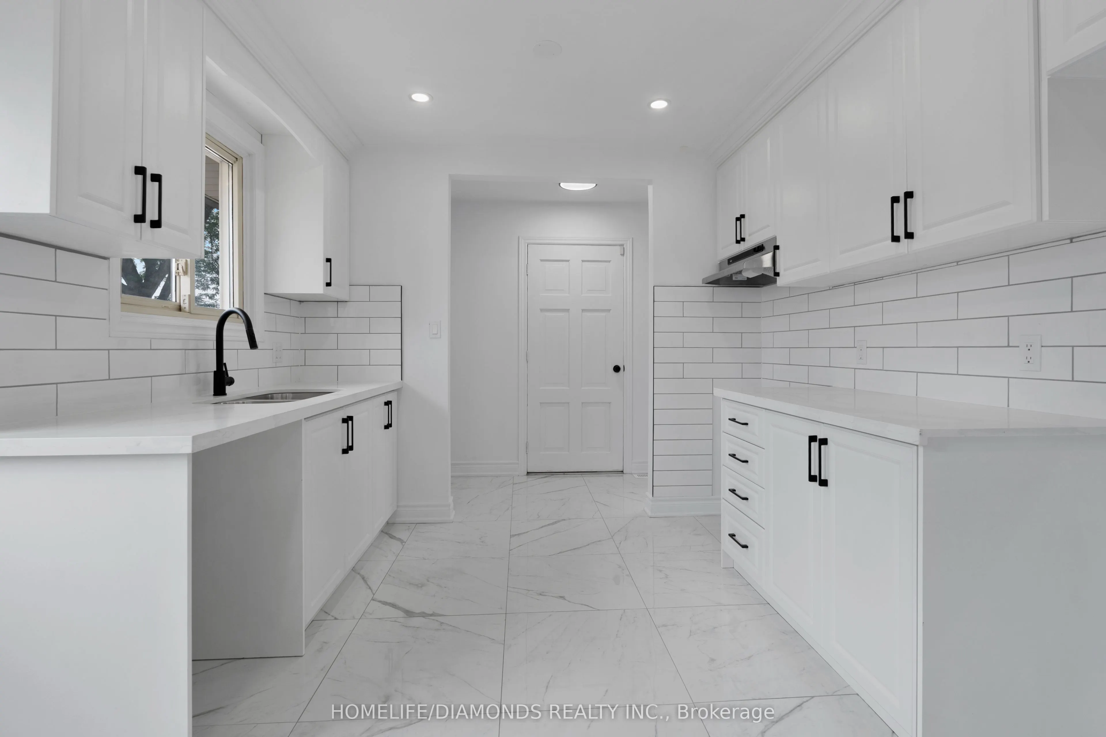 8 Huntley Crescent