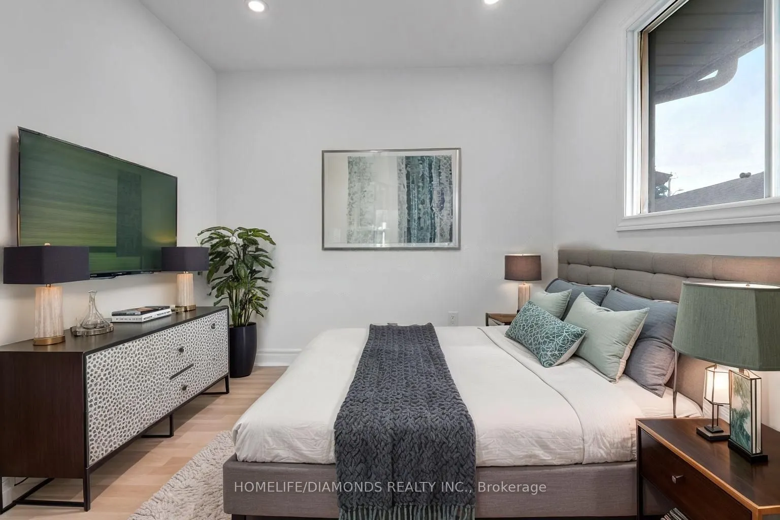 8 Huntley Crescent