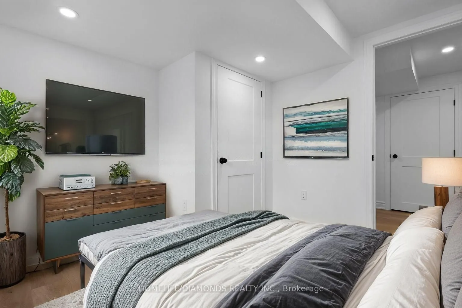 8 Huntley Crescent