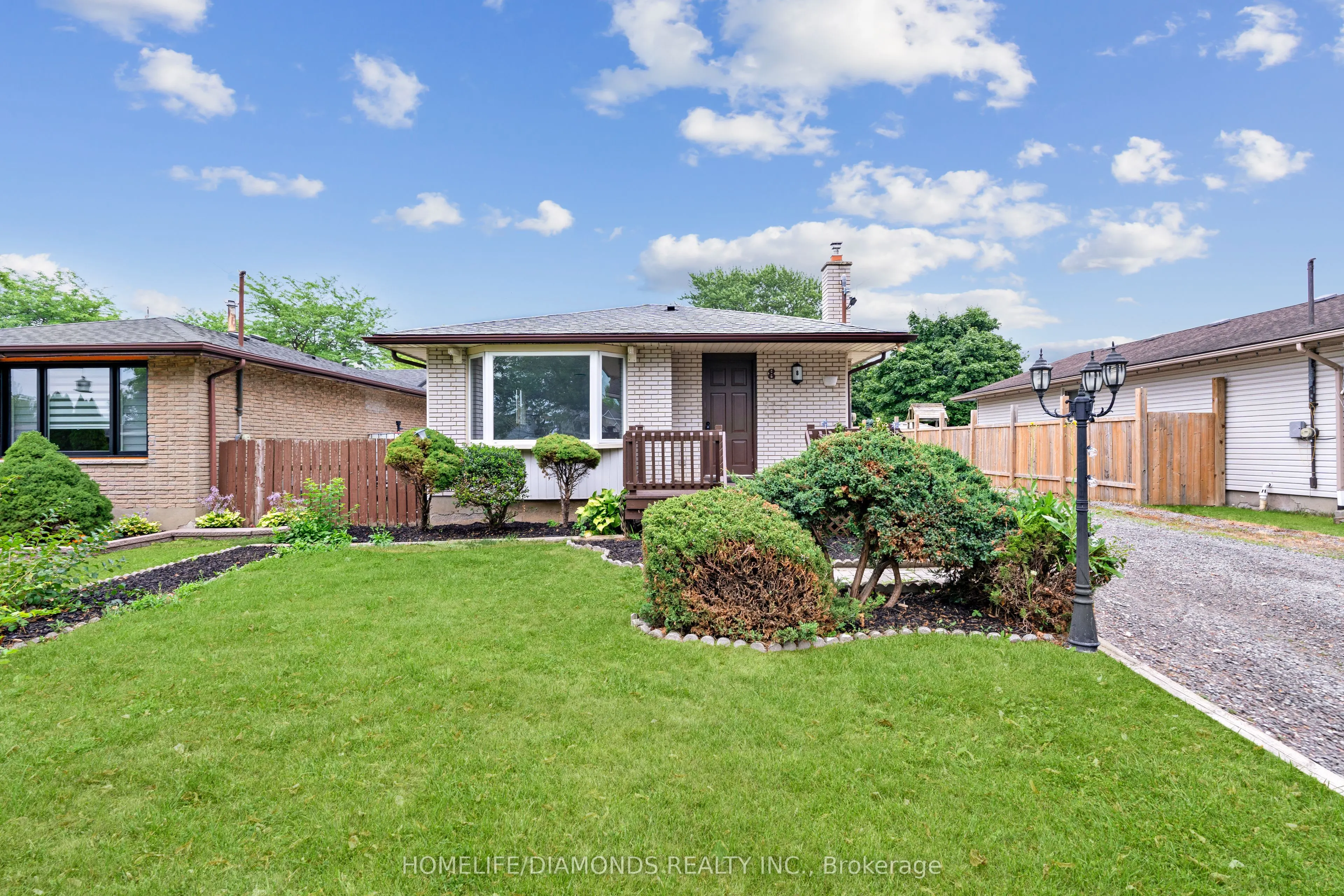 8 Huntley Crescent