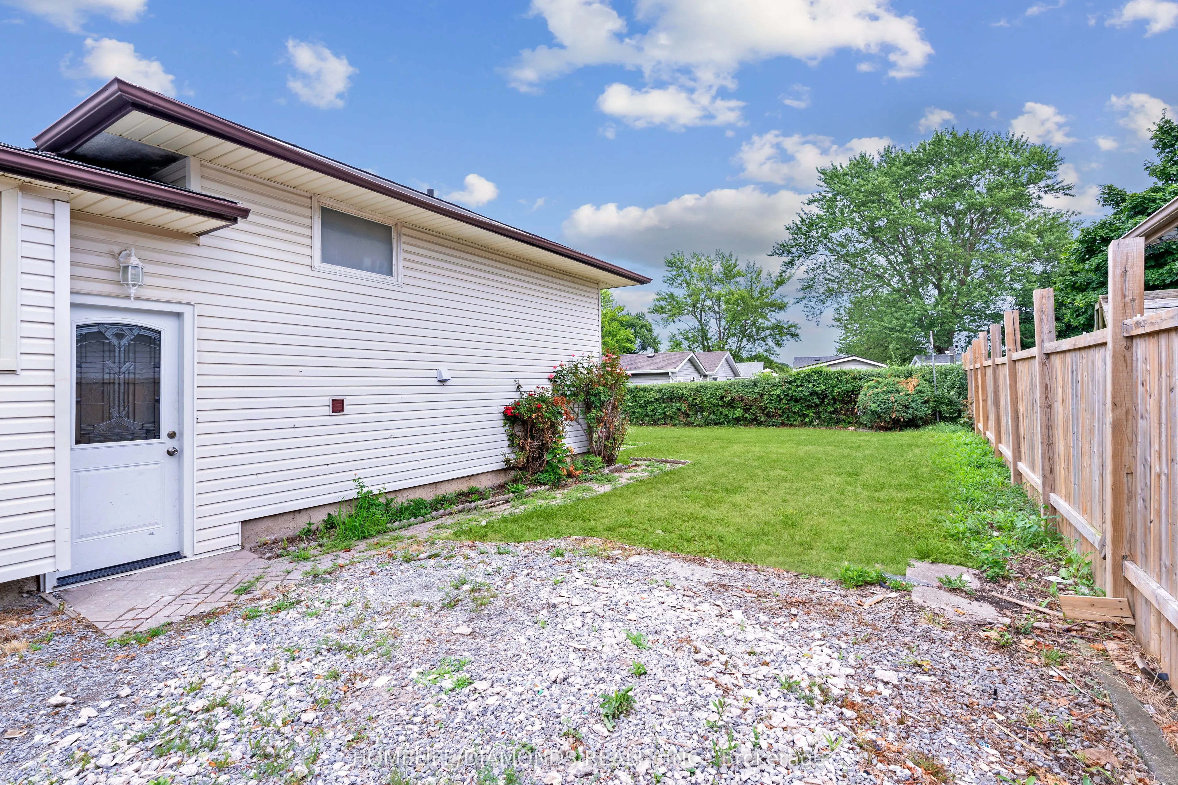 8 Huntley Crescent