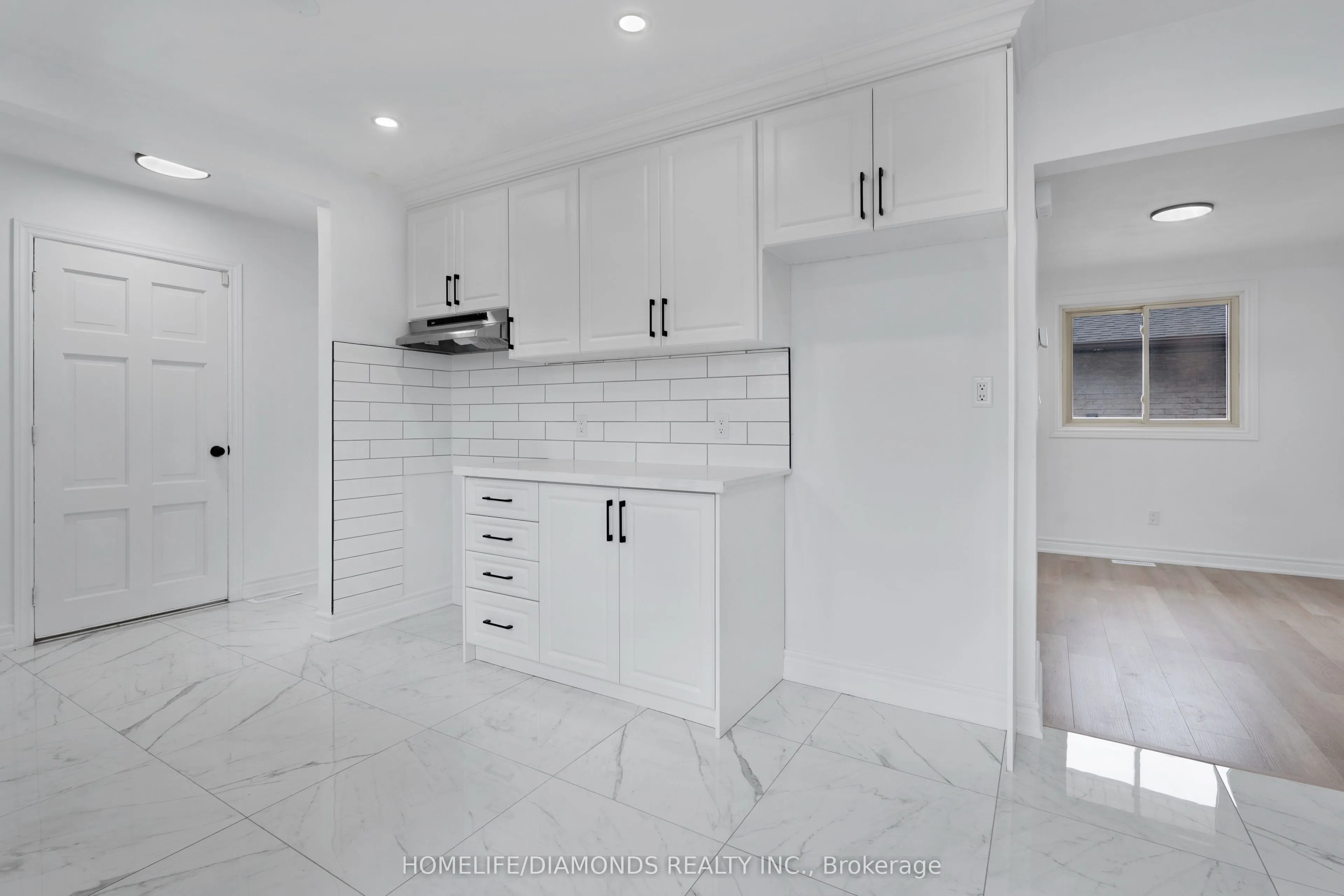 8 Huntley Crescent