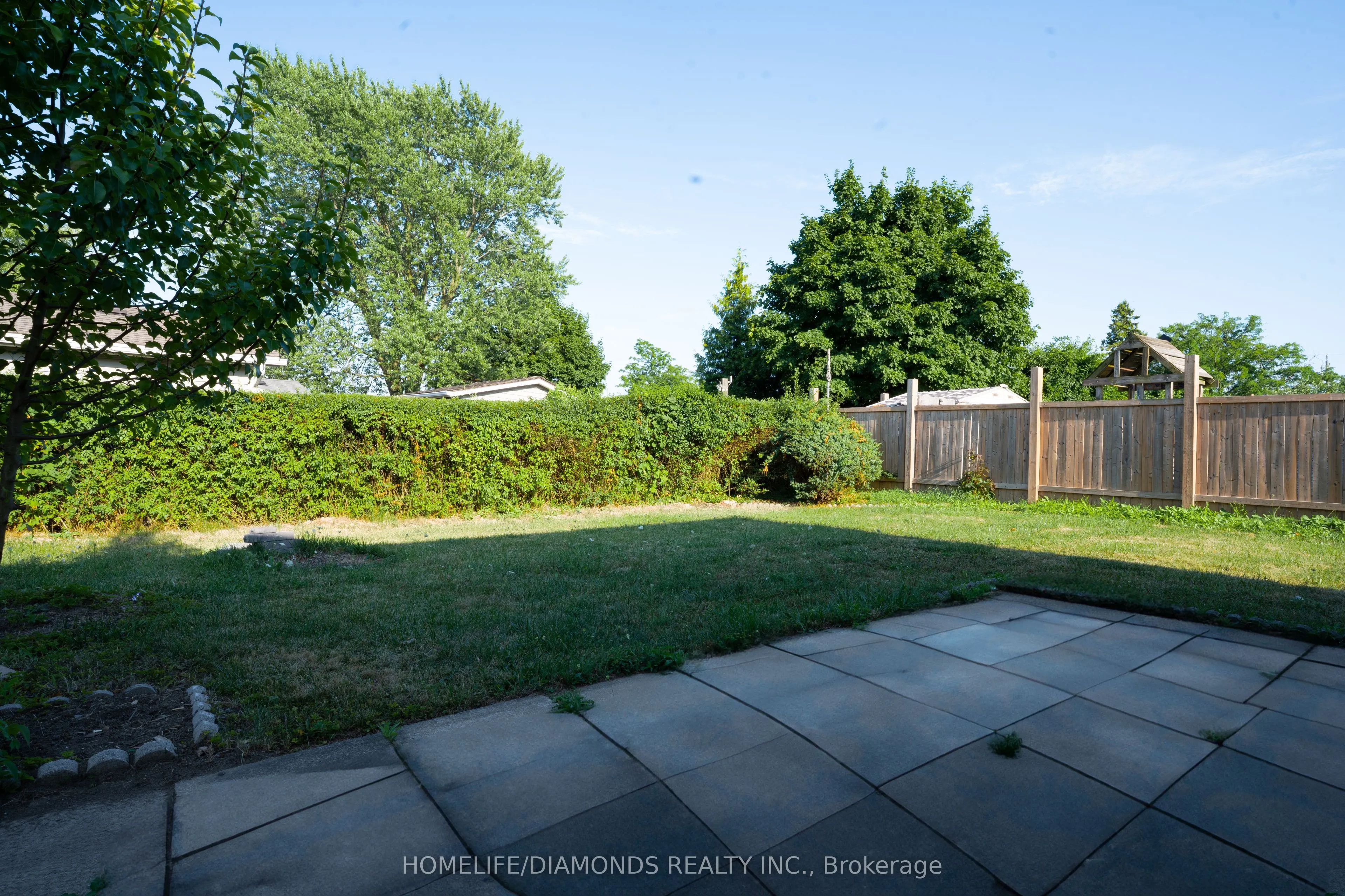 8 Huntley Crescent