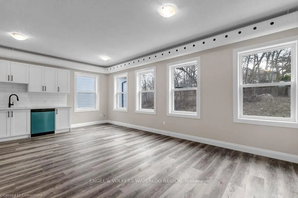26 Queen Street W, #3