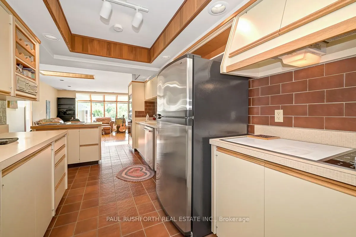235 Elgin Street W