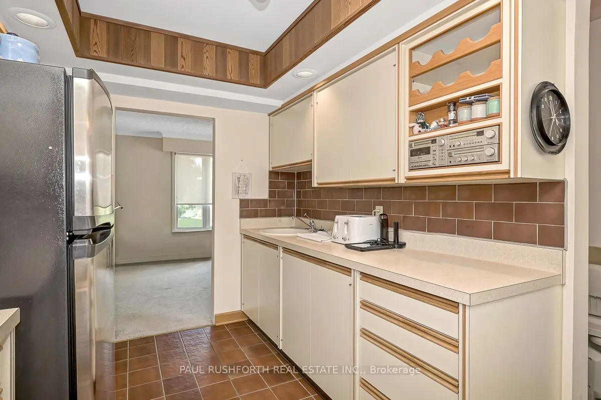 235 Elgin Street W