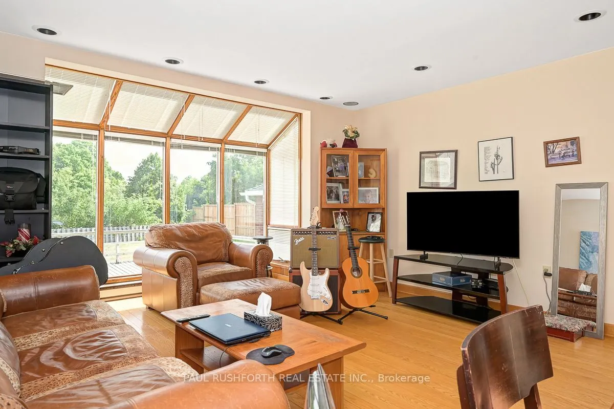 235 Elgin Street W
