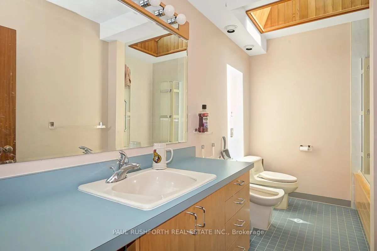 235 Elgin Street W