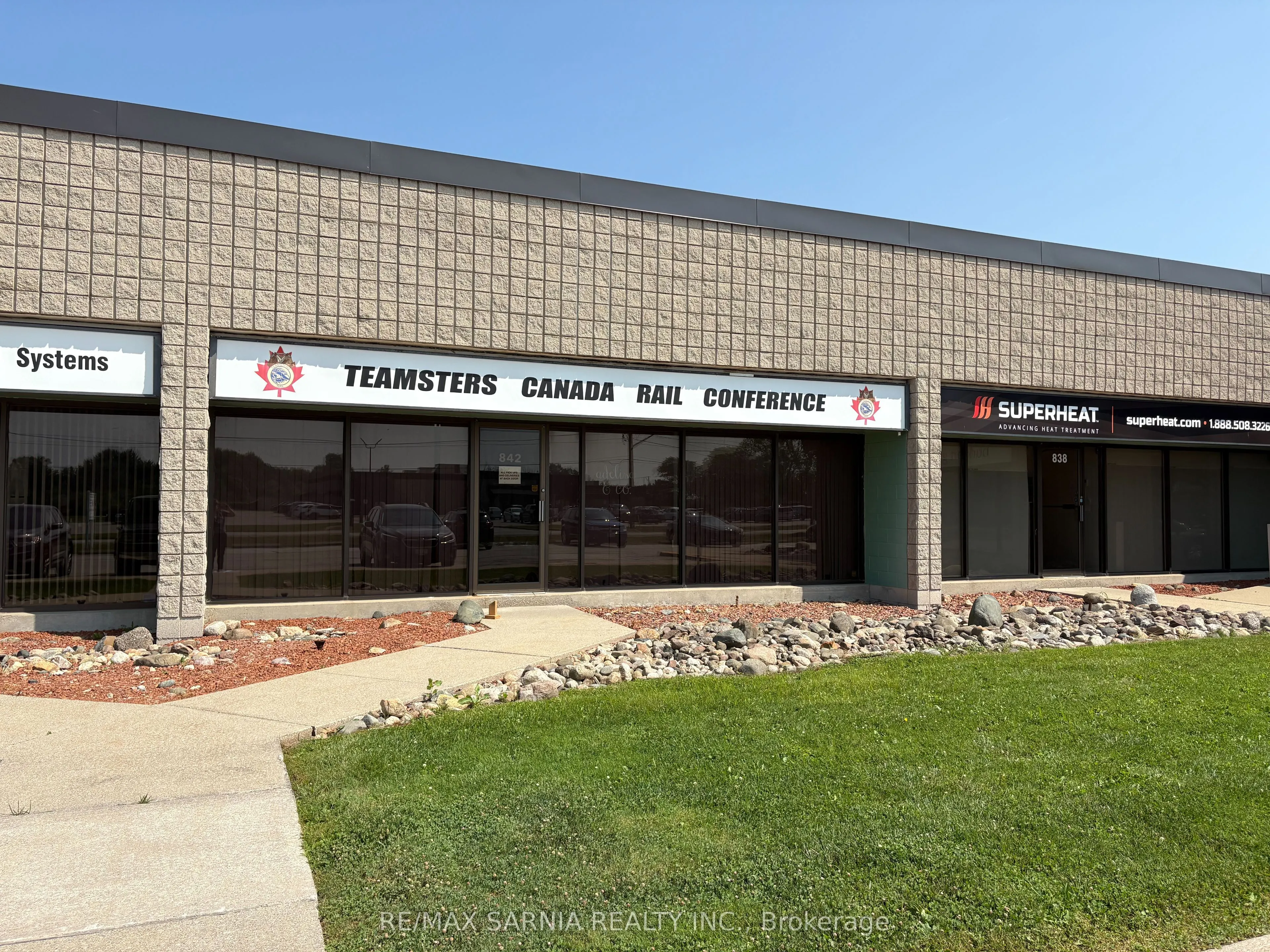 842 UPPER CANADA Drive