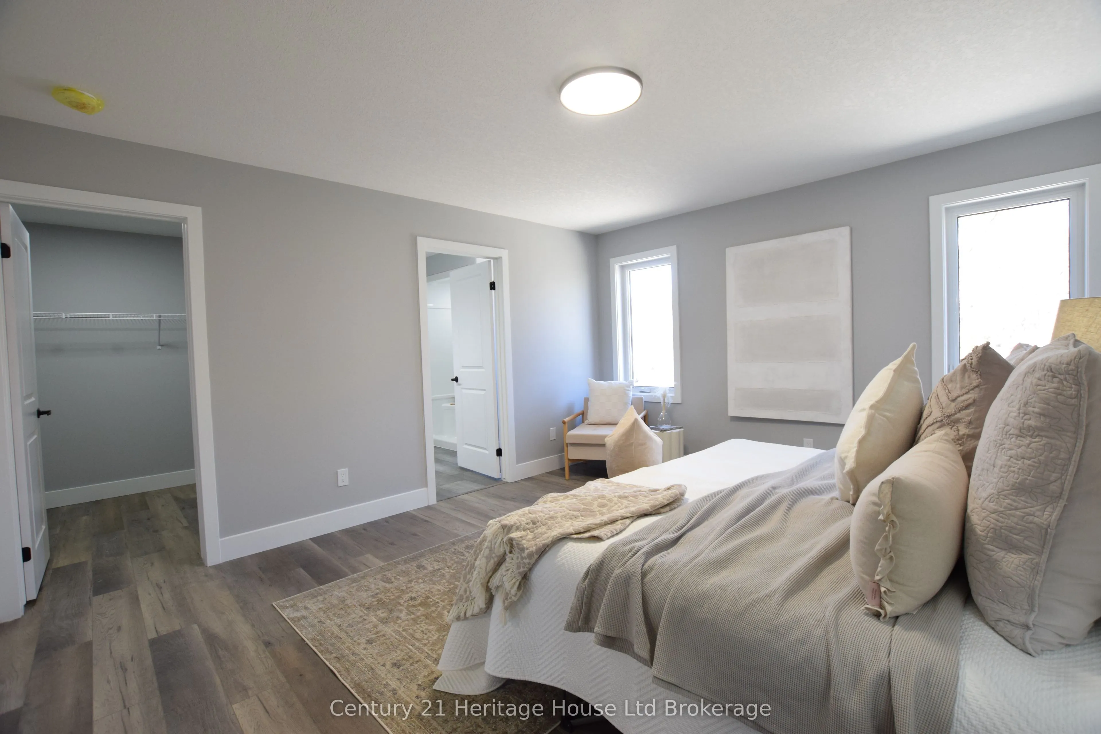 305 SIMCOE Street