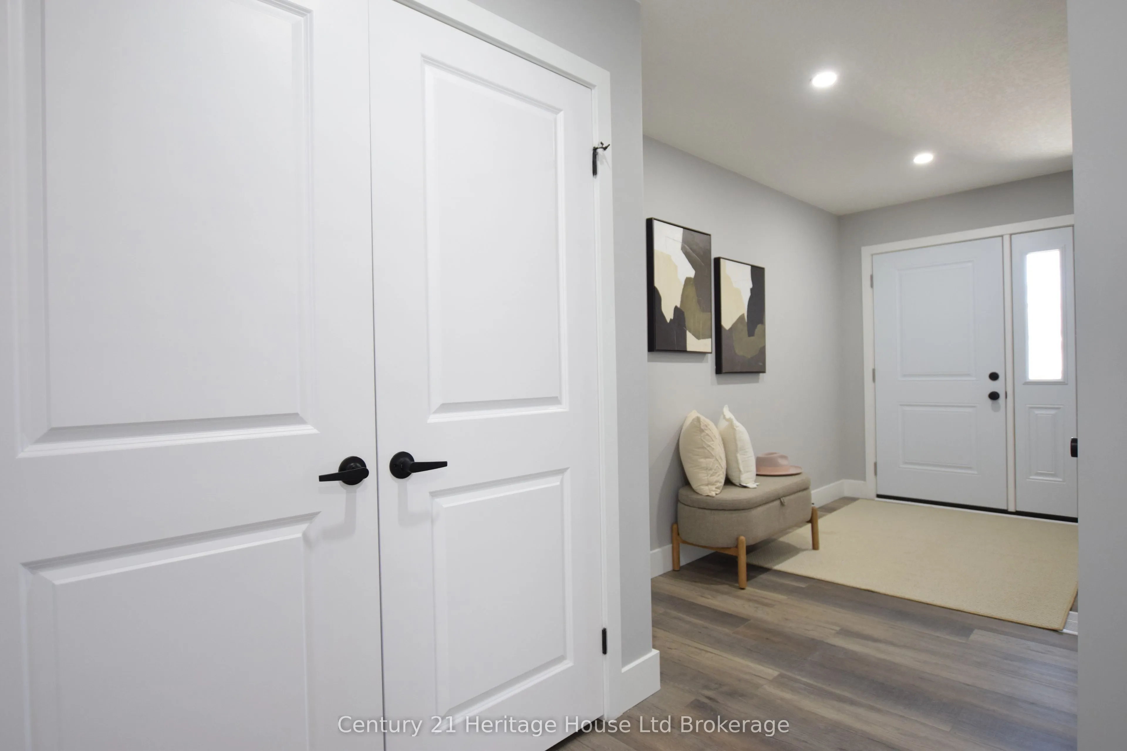 305 SIMCOE Street