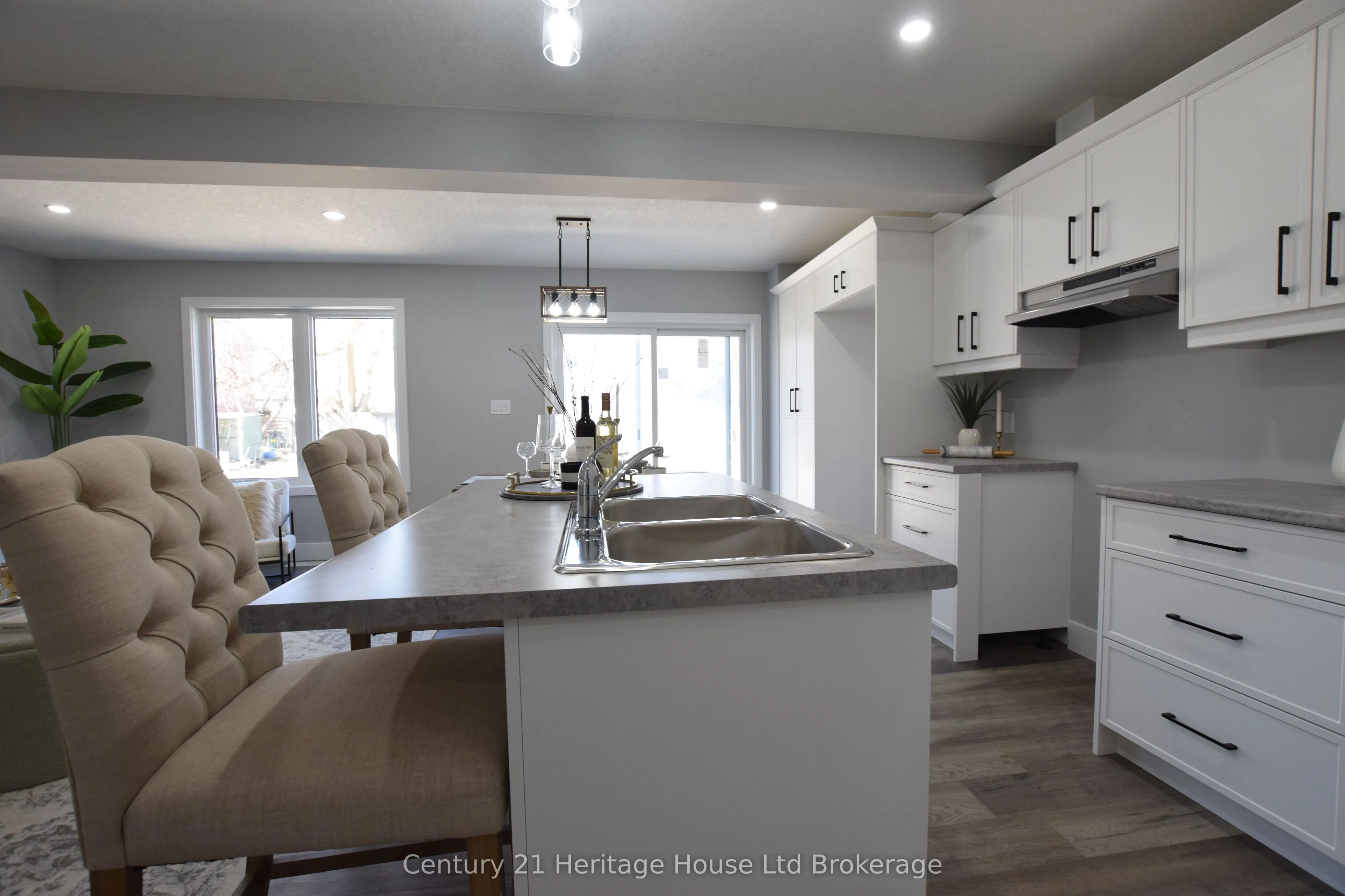 305 SIMCOE Street