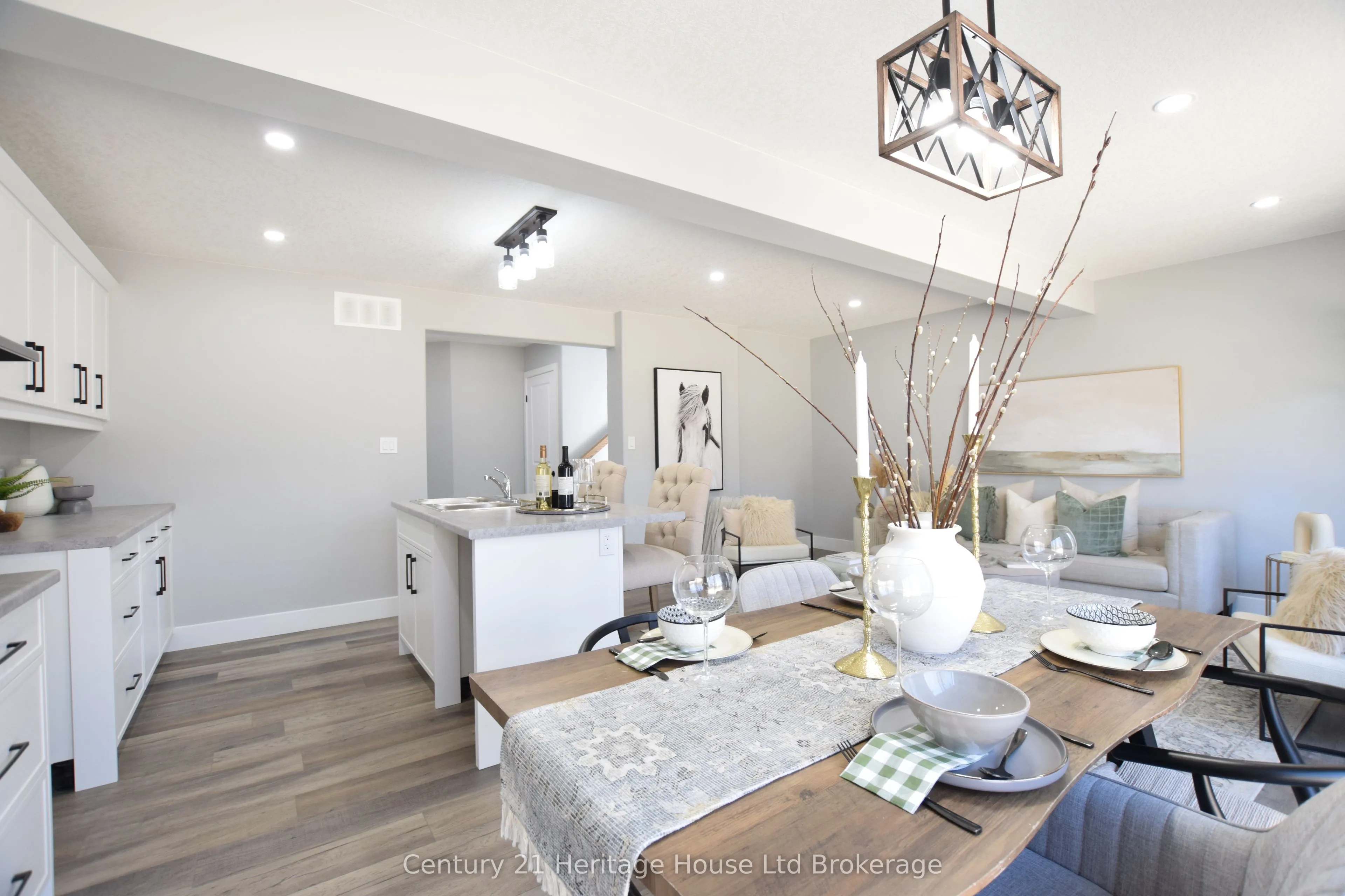 305 SIMCOE Street