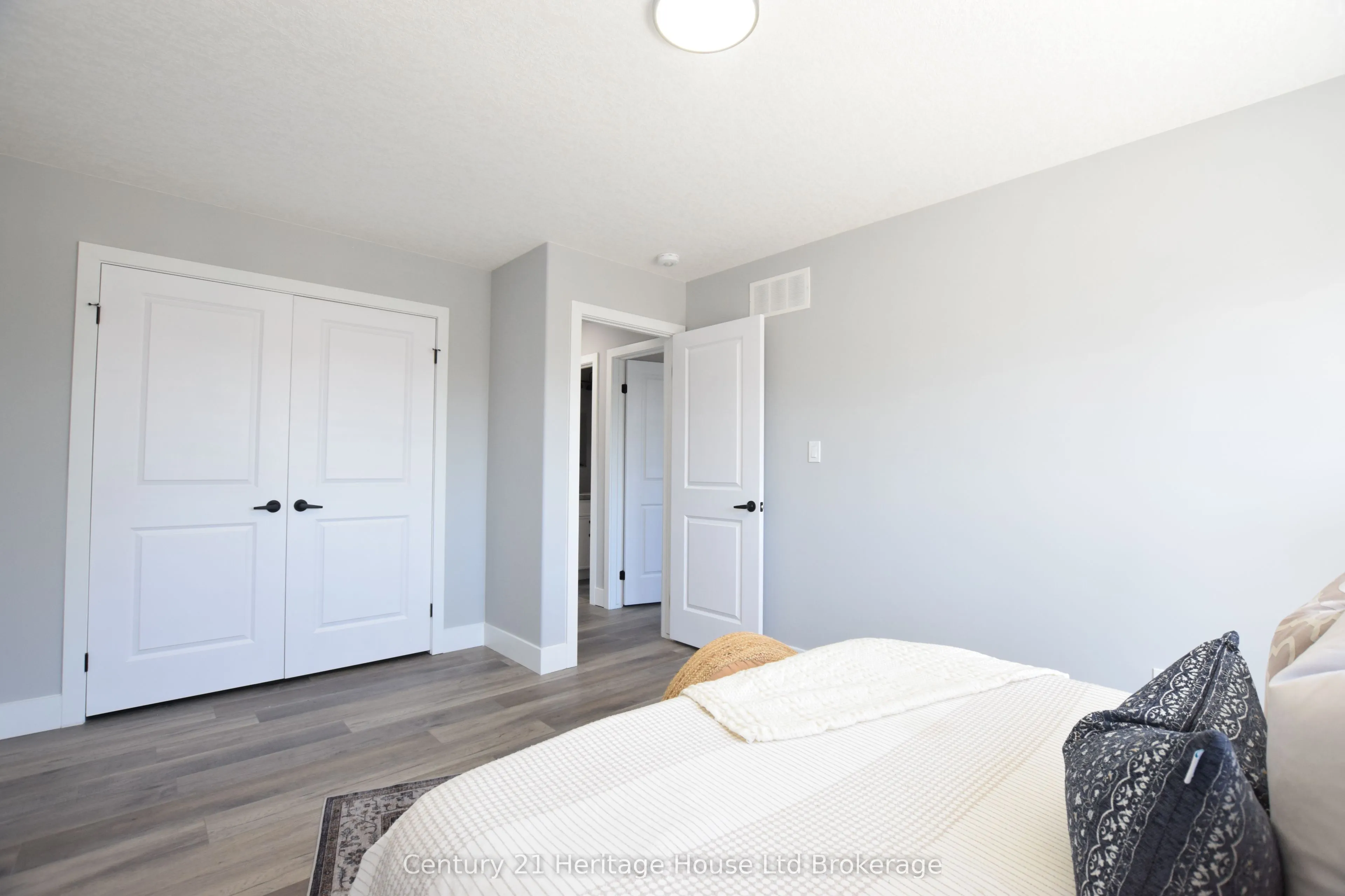 305 SIMCOE Street