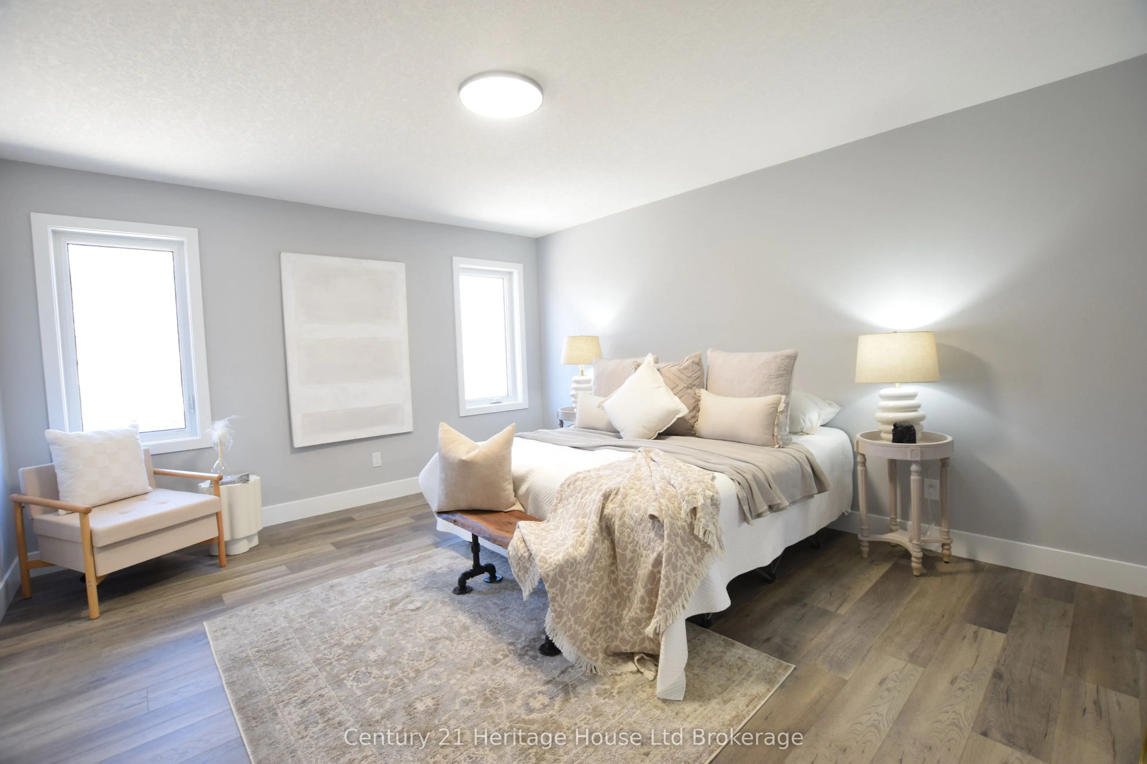 305 SIMCOE Street