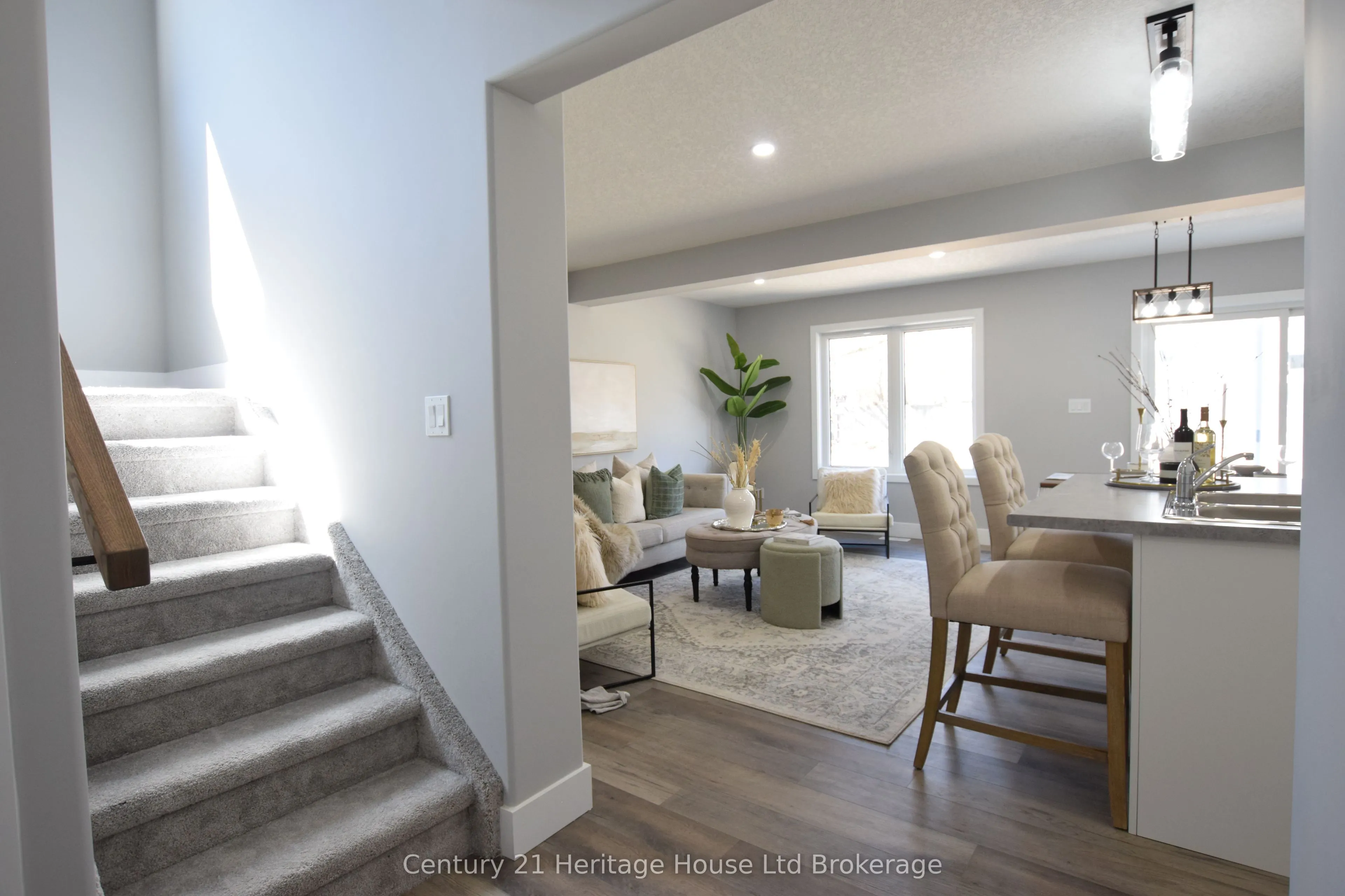 305 SIMCOE Street