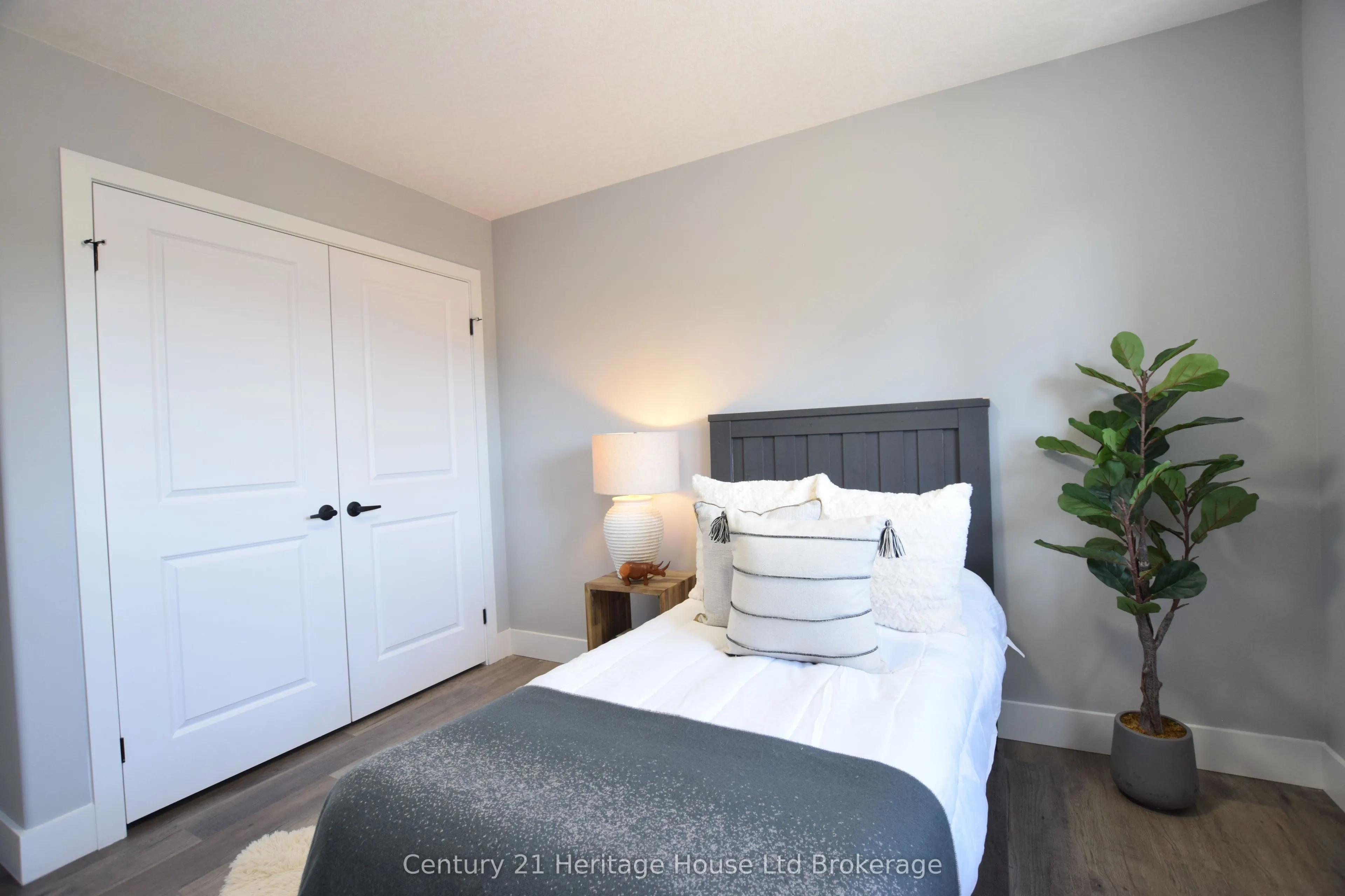 305 SIMCOE Street