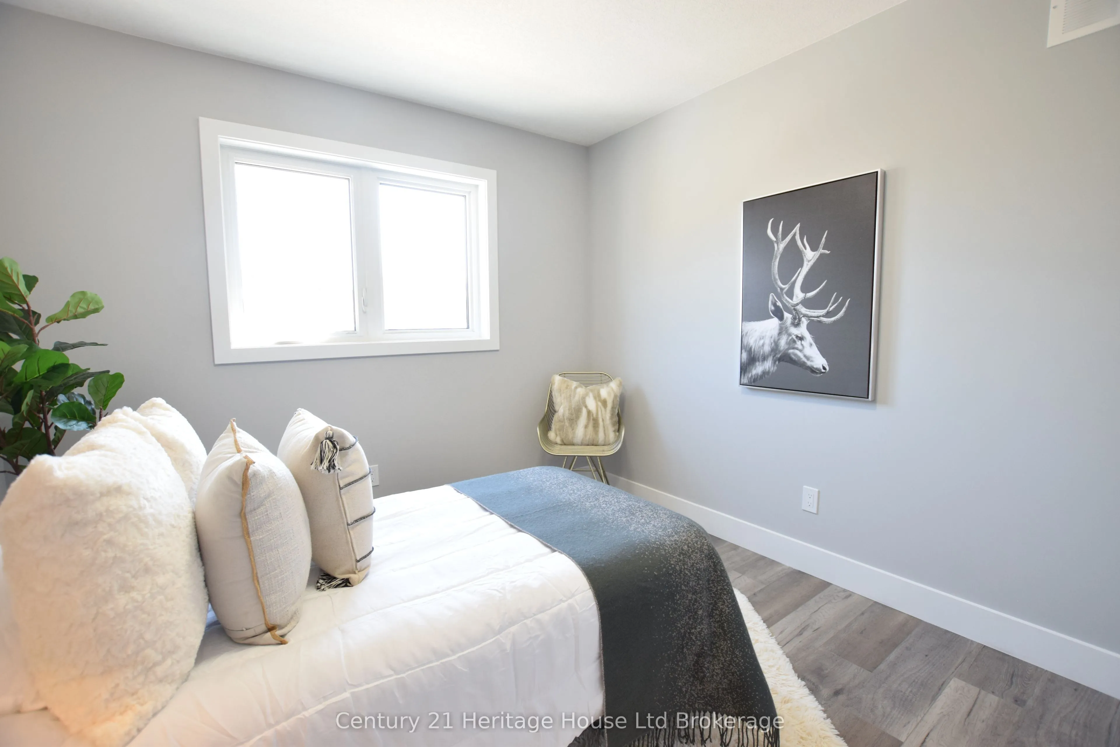 305 SIMCOE Street