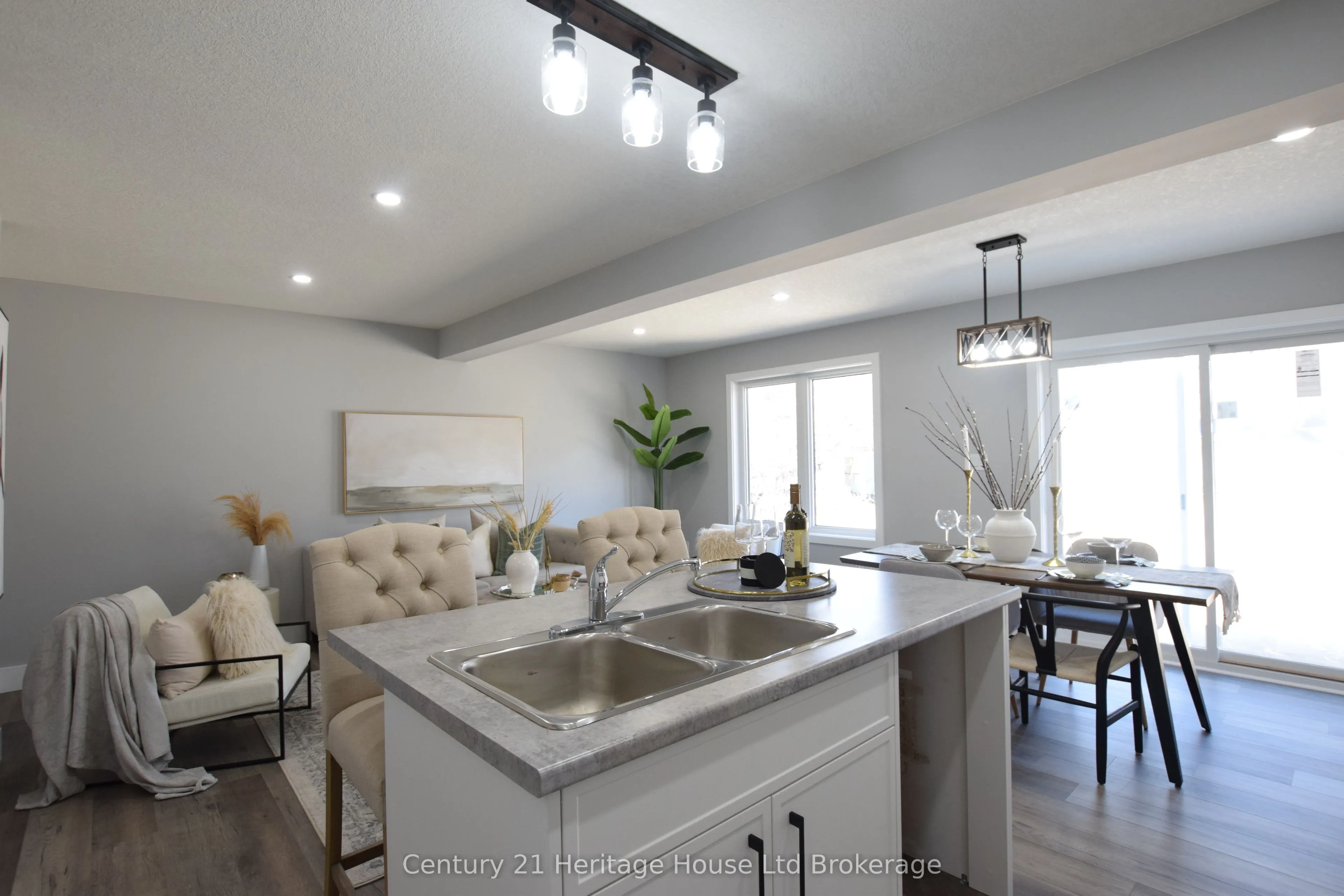 305 SIMCOE Street