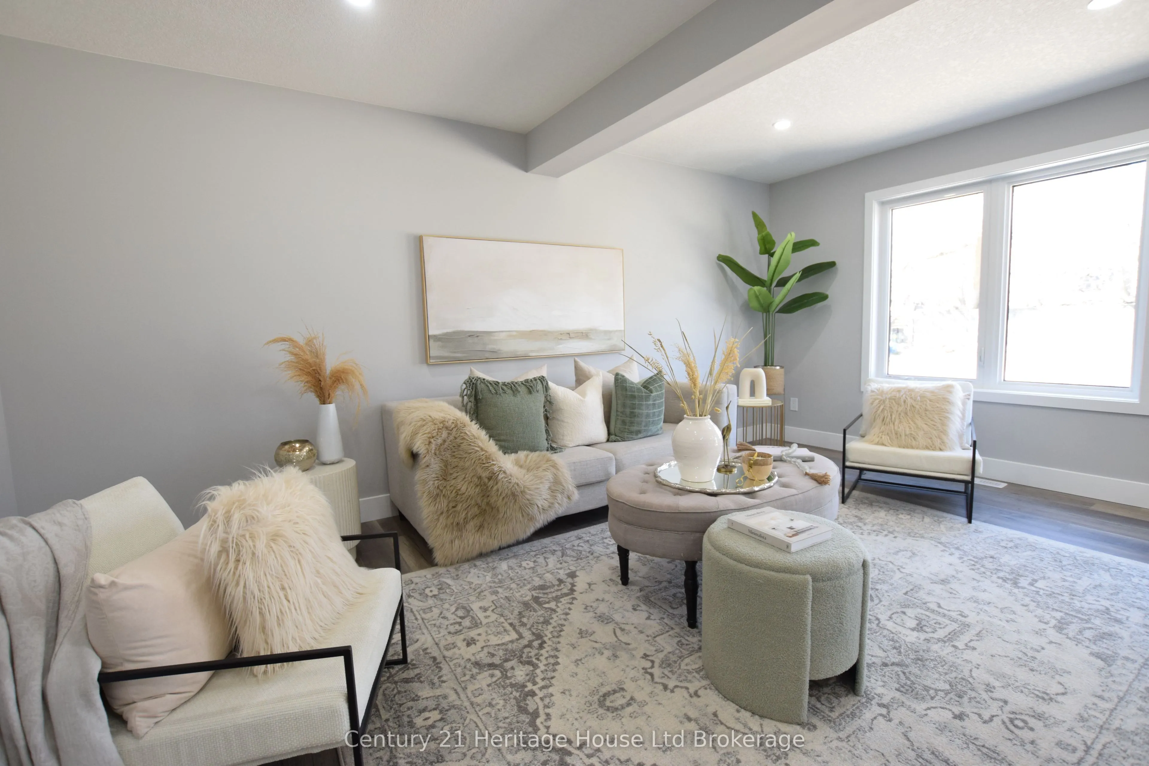 305 SIMCOE Street