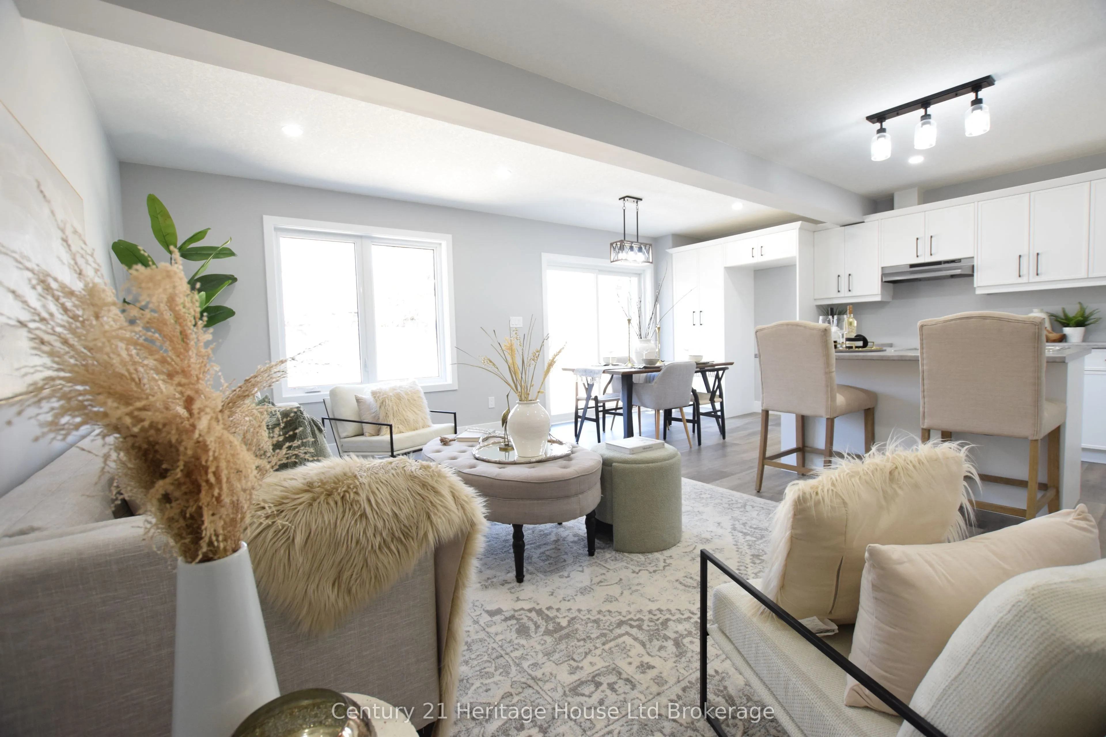 305 SIMCOE Street