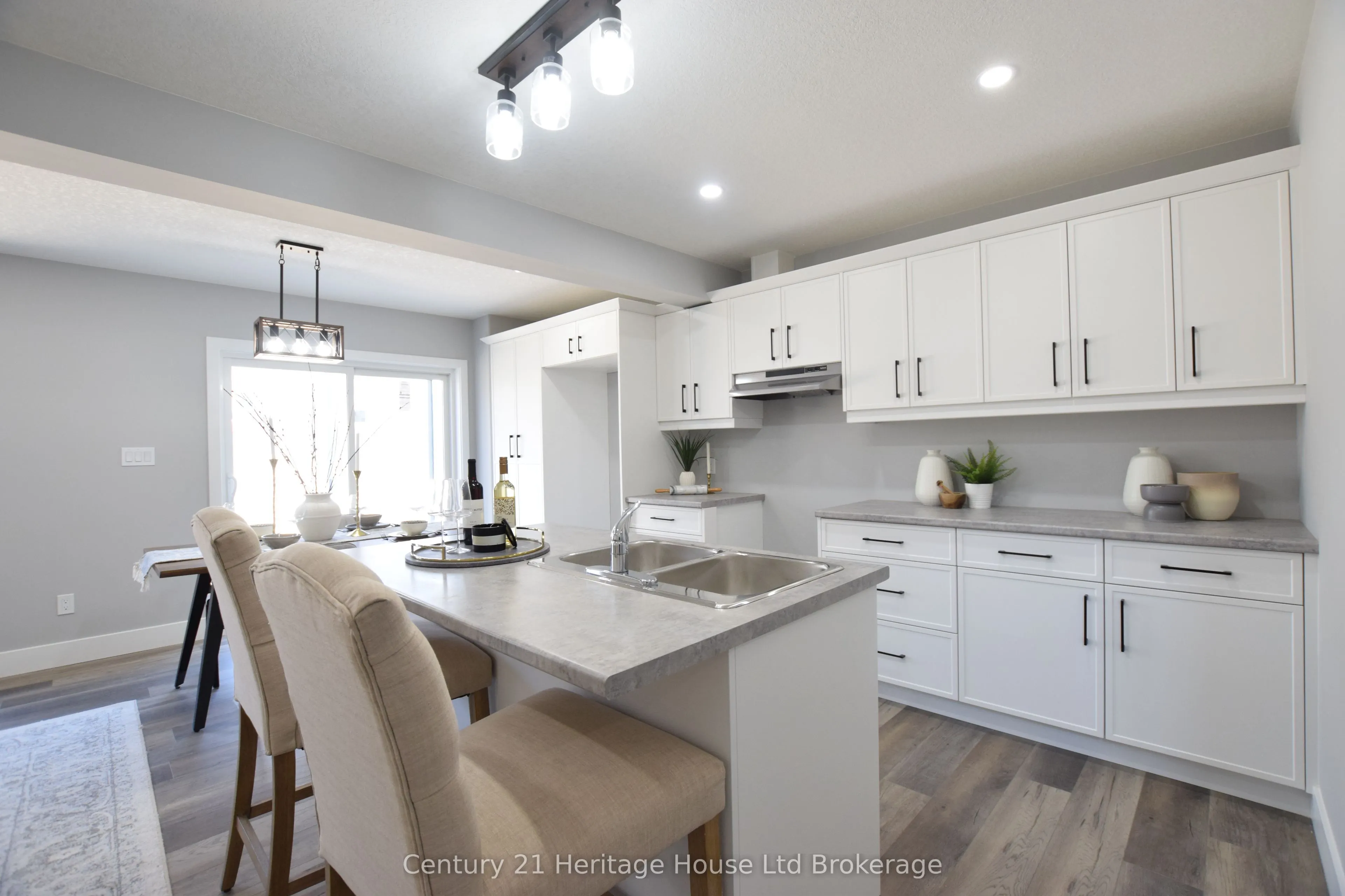 305 SIMCOE Street