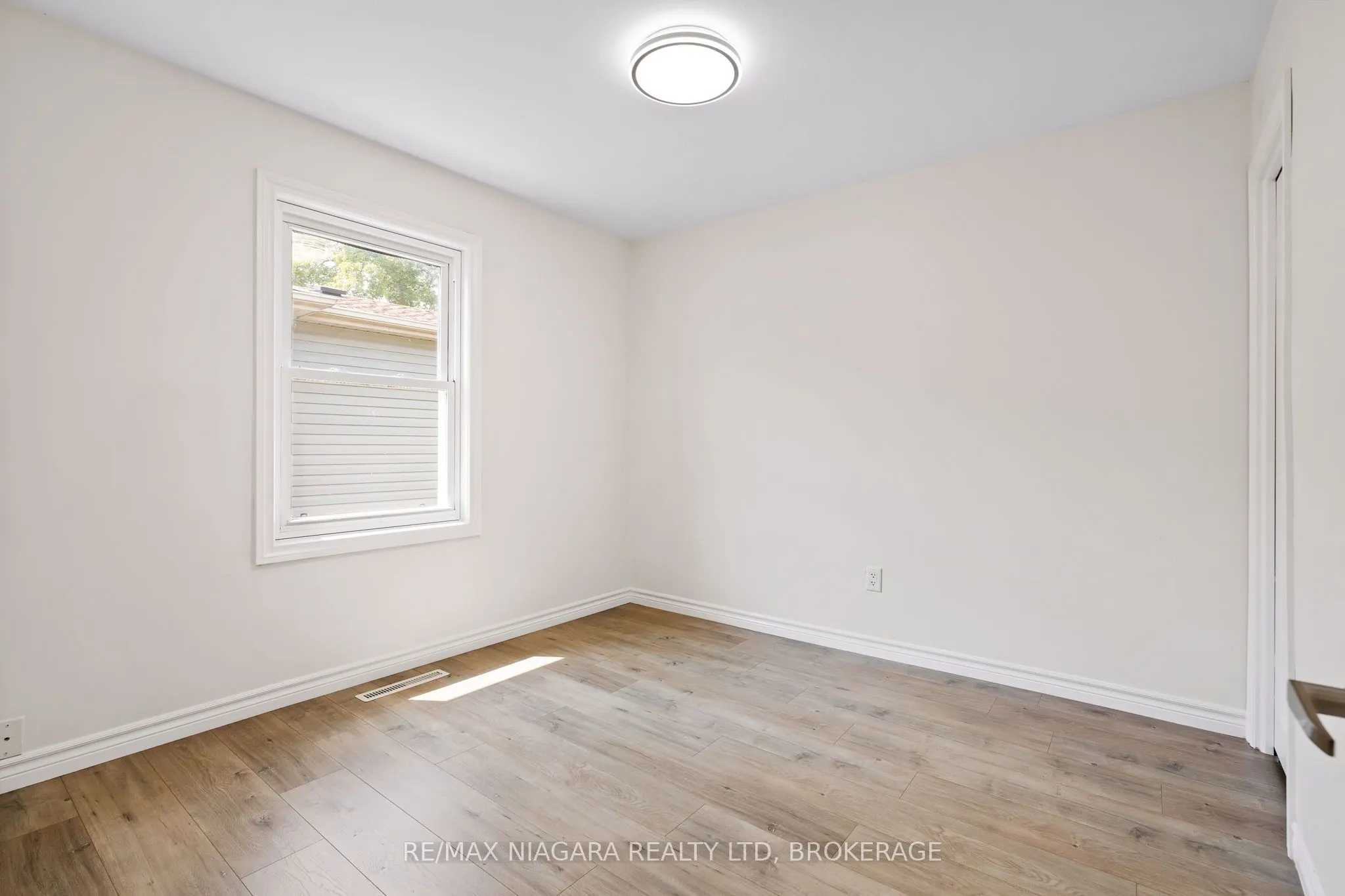 53 Collier Road S