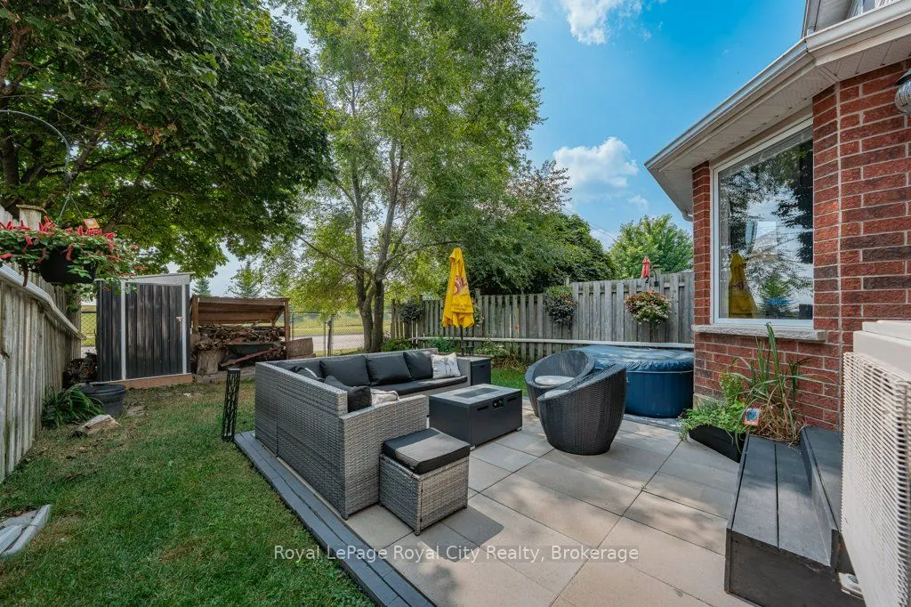260 Tait Crescent