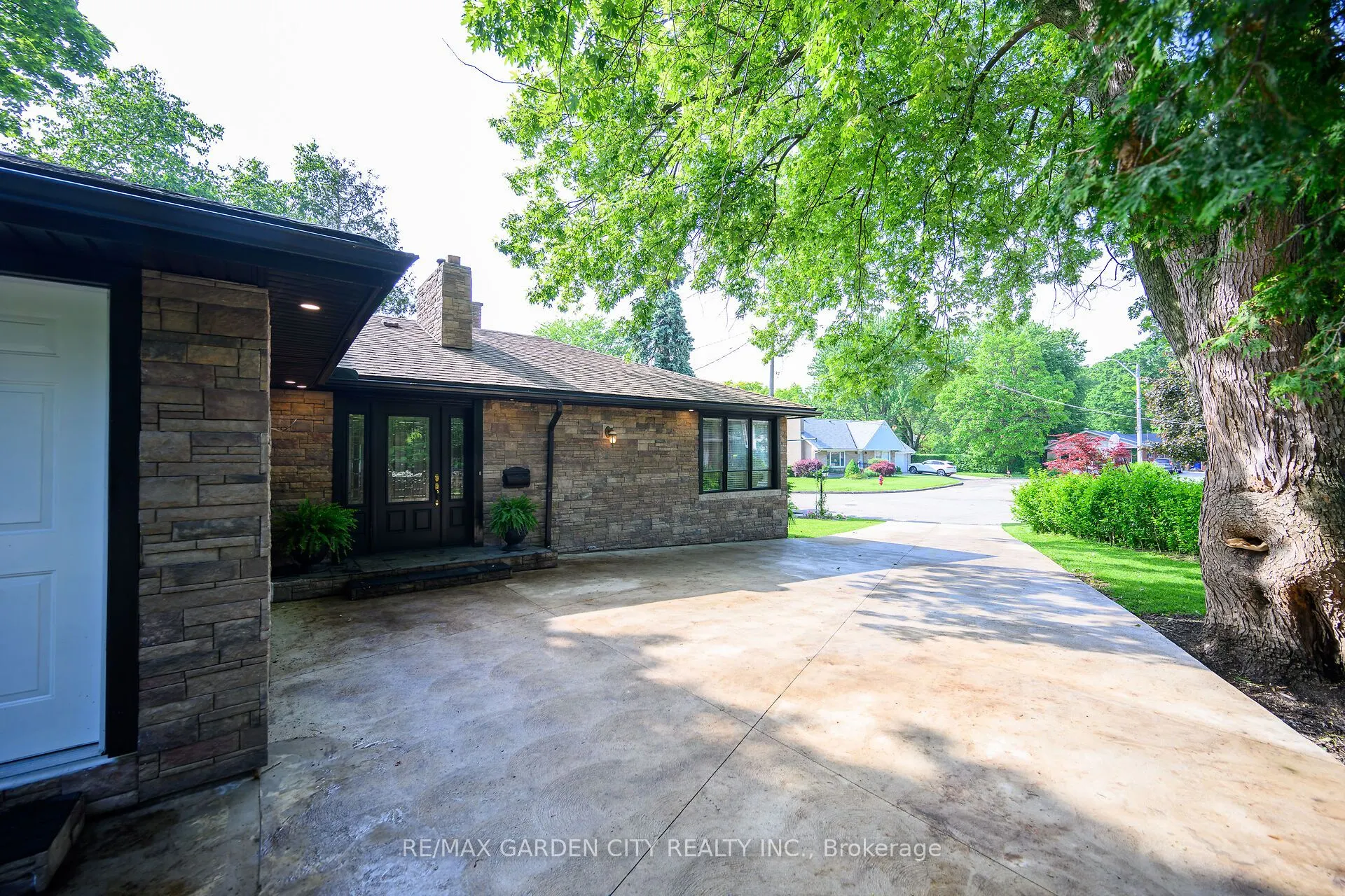 16 Freeland Court